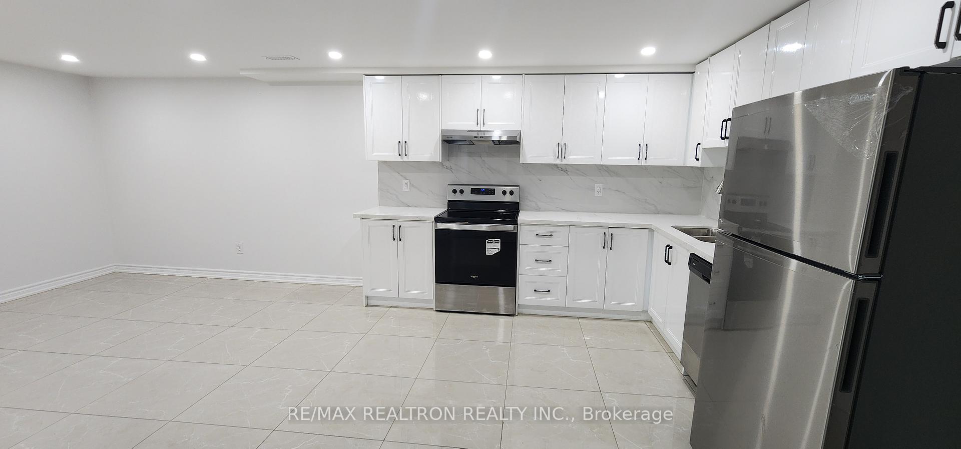 Photo 3 of 174 Adventure Cres., Vaughan, Maple — HOMEH