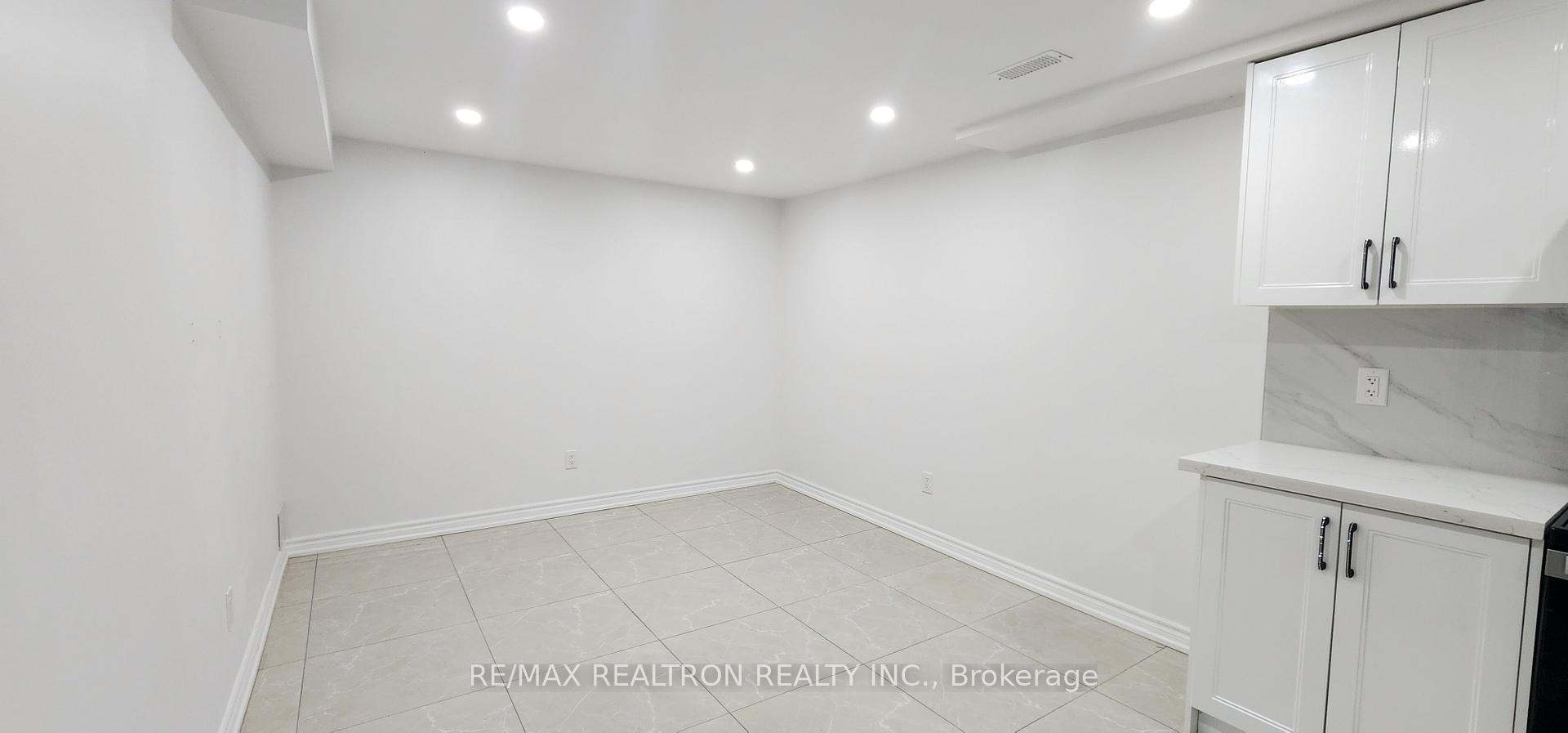 Photo 4 of 174 Adventure Cres., Vaughan, Maple — HOMEH