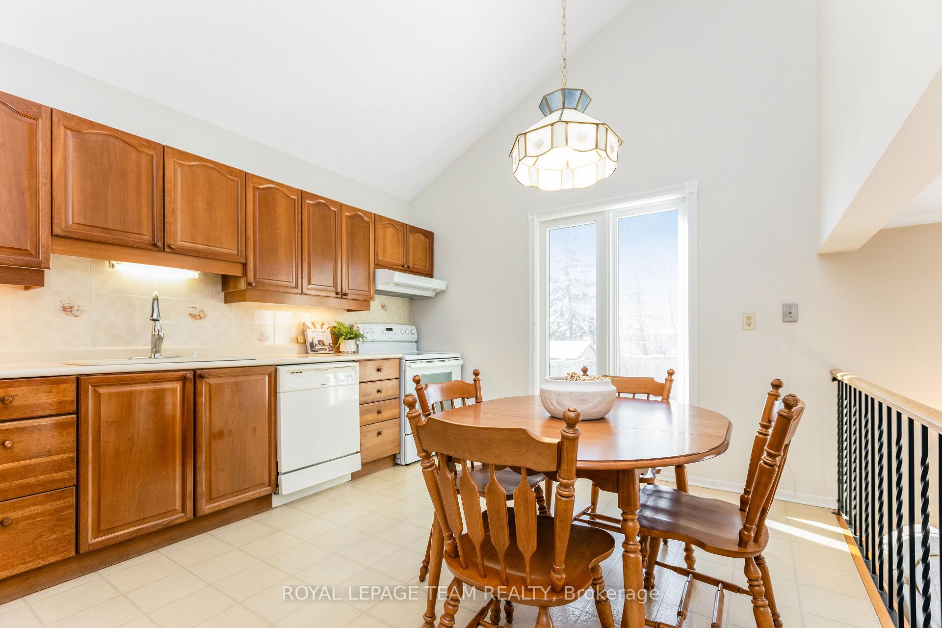 Photo 5 of 38 Riding Way, Ottawa, Kanata - Bridlewood — HOMEH