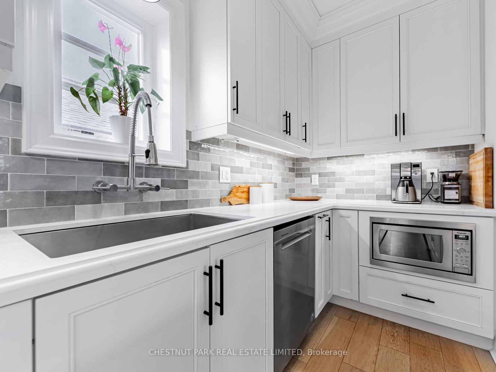 Photo 4 of 15 St Hubert Avenue, Toronto, Danforth Village-East York — HOMEH