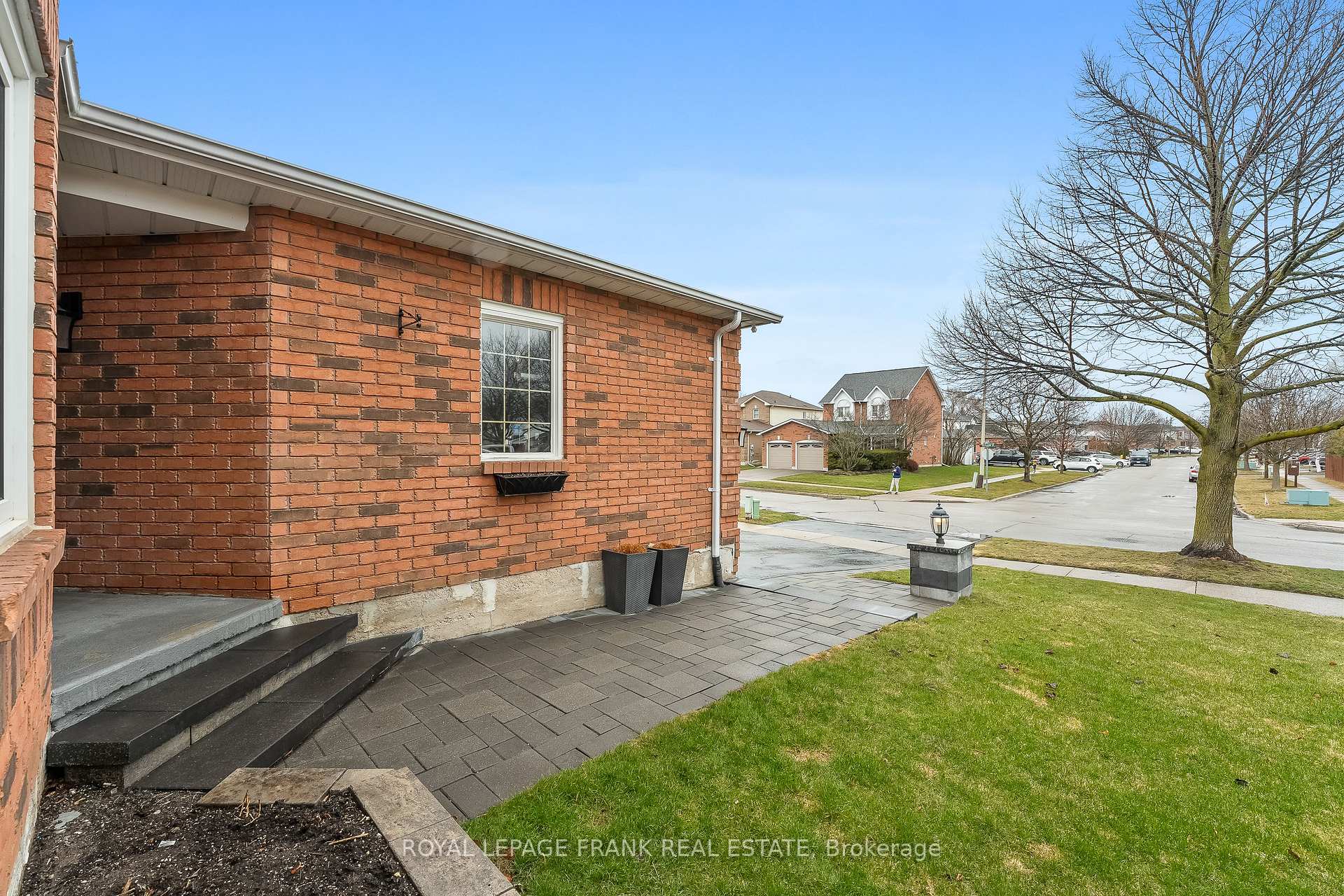 Photo 2 of 36 Kershaw Street, Clarington, Bowmanville — HOMEH