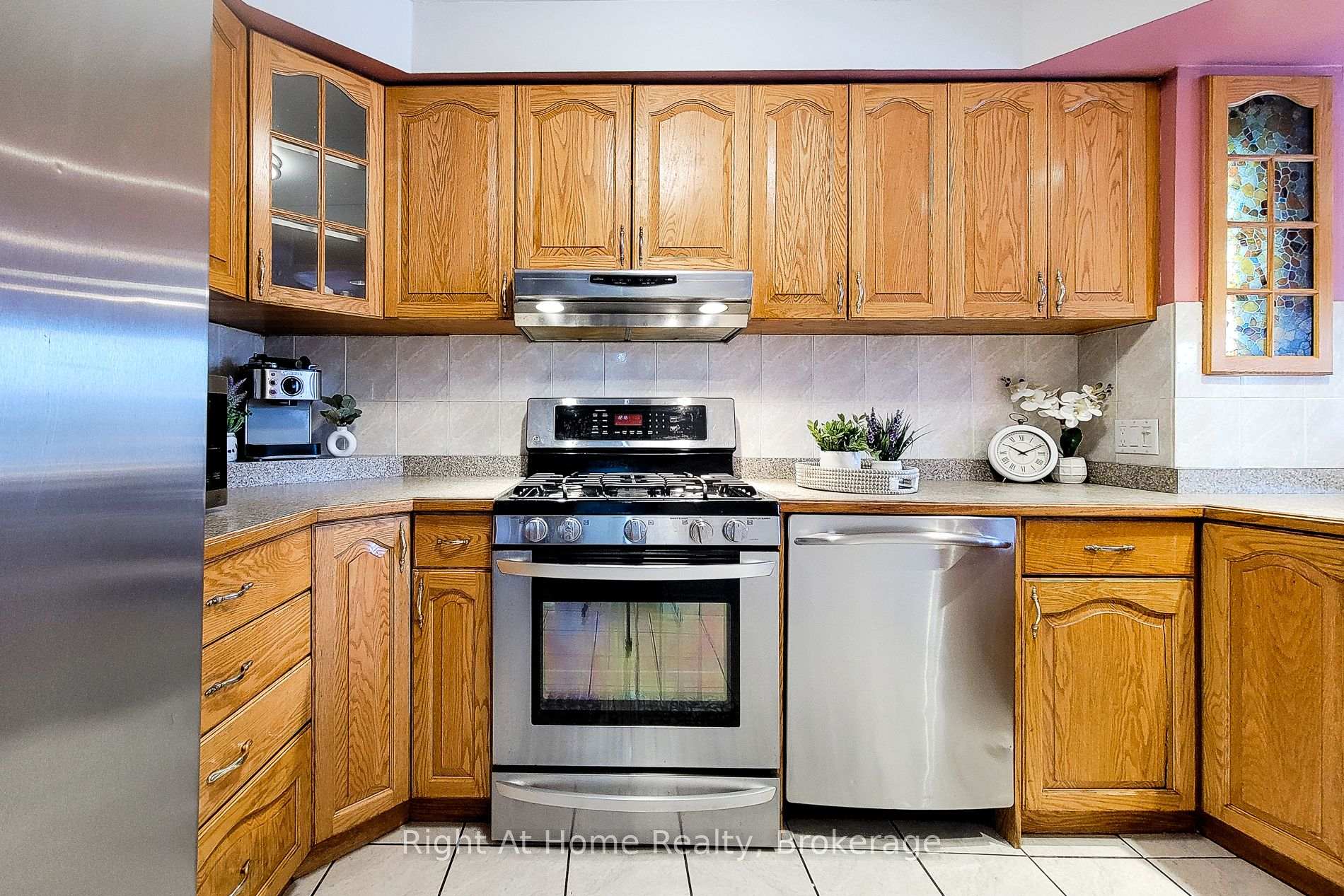 Photo 9 of Unit 4, 860 Rymal Road E, Hamilton, Broughton — HOMEH