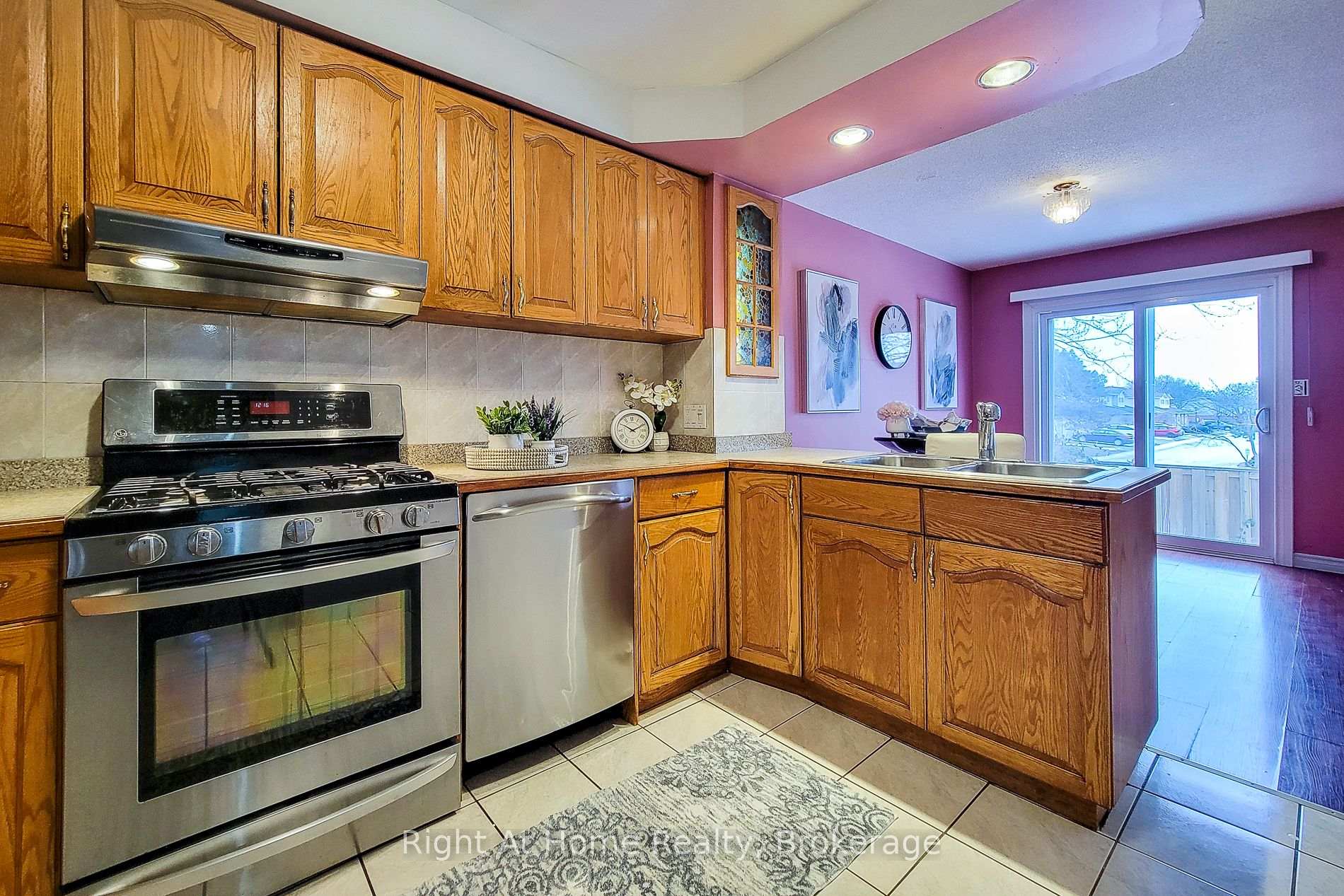 Photo 8 of Unit 4, 860 Rymal Road E, Hamilton, Broughton — HOMEH