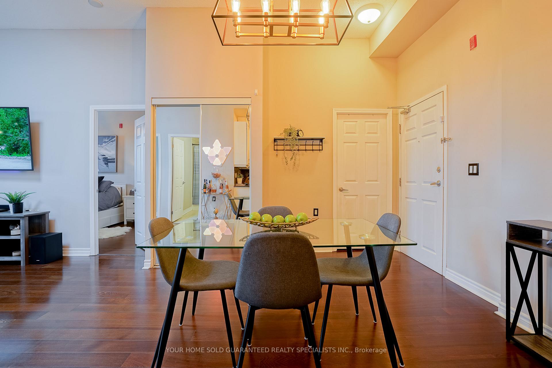 Photo 4 of Unit 511, 15450 Yonge Street, Aurora, Aurora Heights — HOMEH