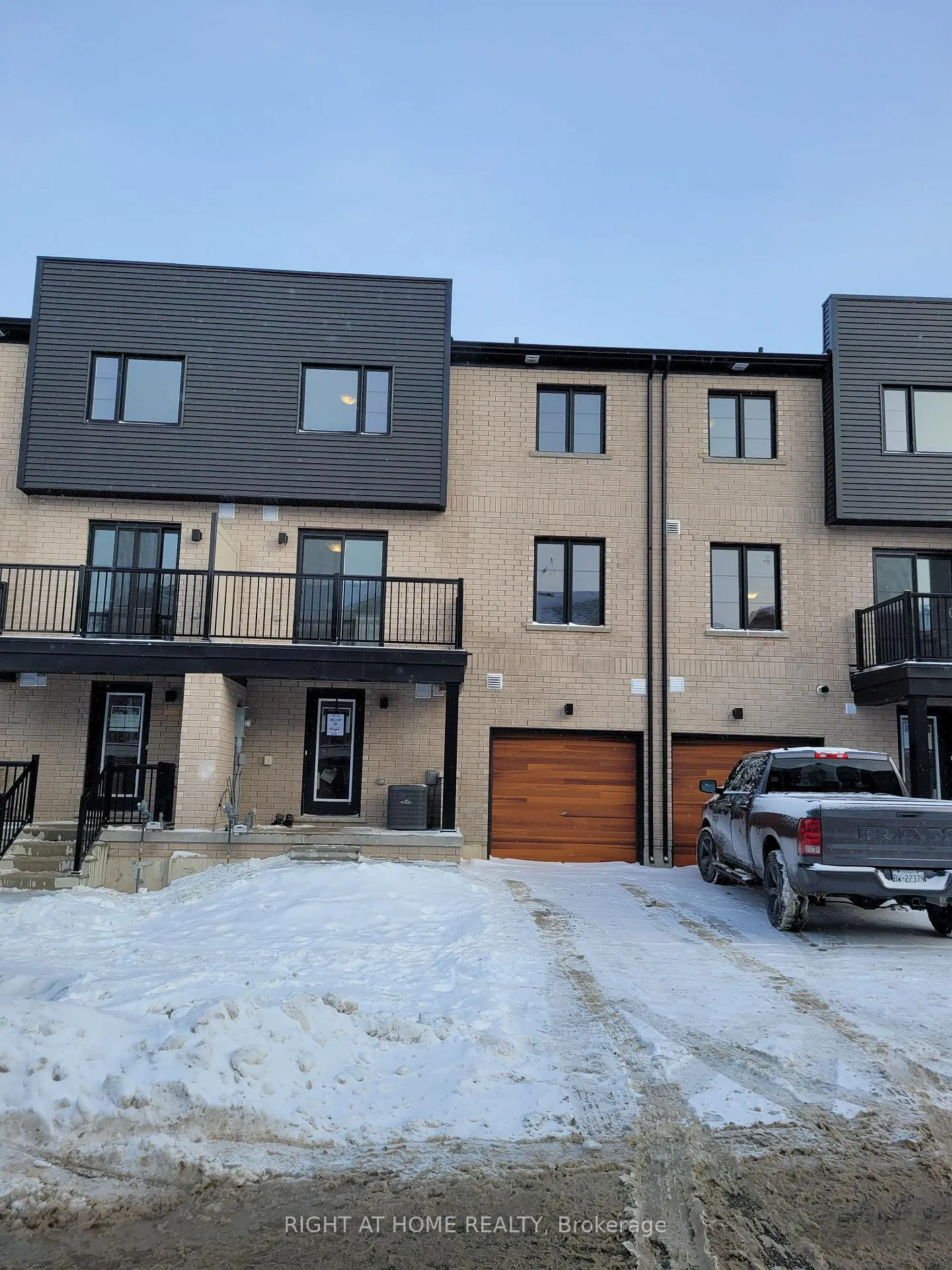 Photo 2 of 34 Silo Mews, Barrie, Rural Barrie Southeast — HOMEH