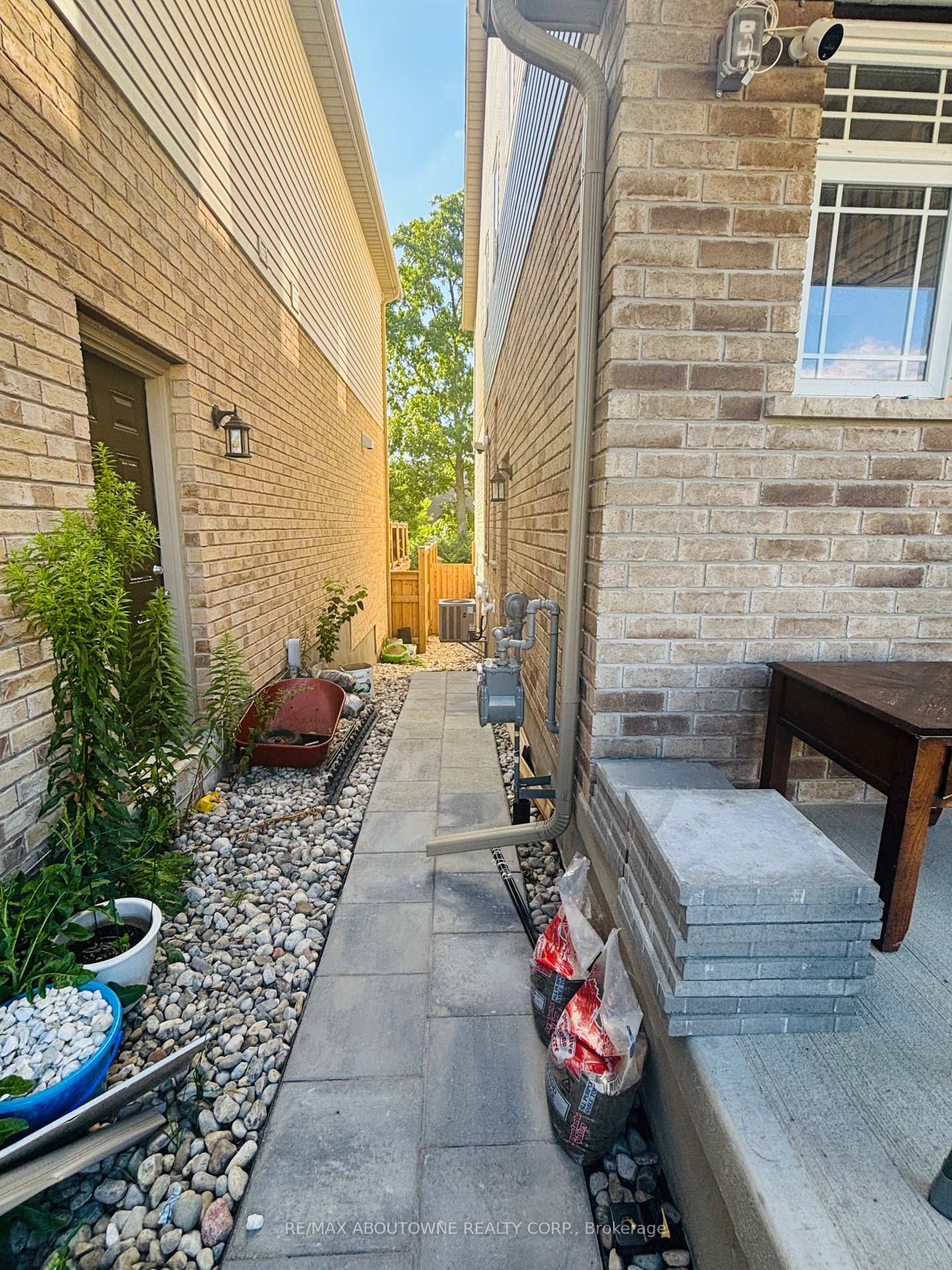 Photo 2 of Unit Bsmt, 91 Ambrous Crescent, Guelph, Kortright East — HOMEH