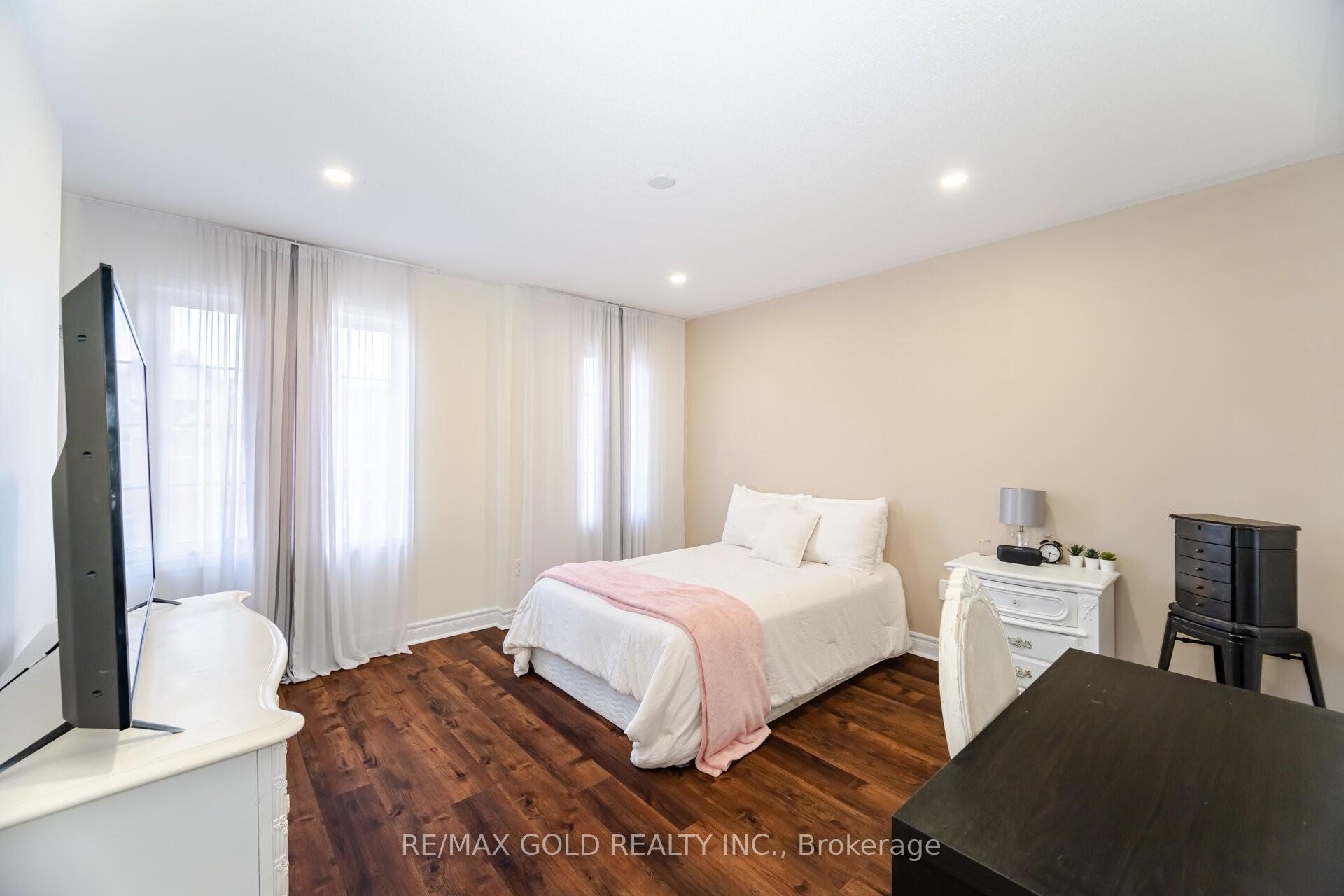 Photo 5 of 22 Yellowknife Road, Brampton, Sandringham-Wellington North — HOMEH