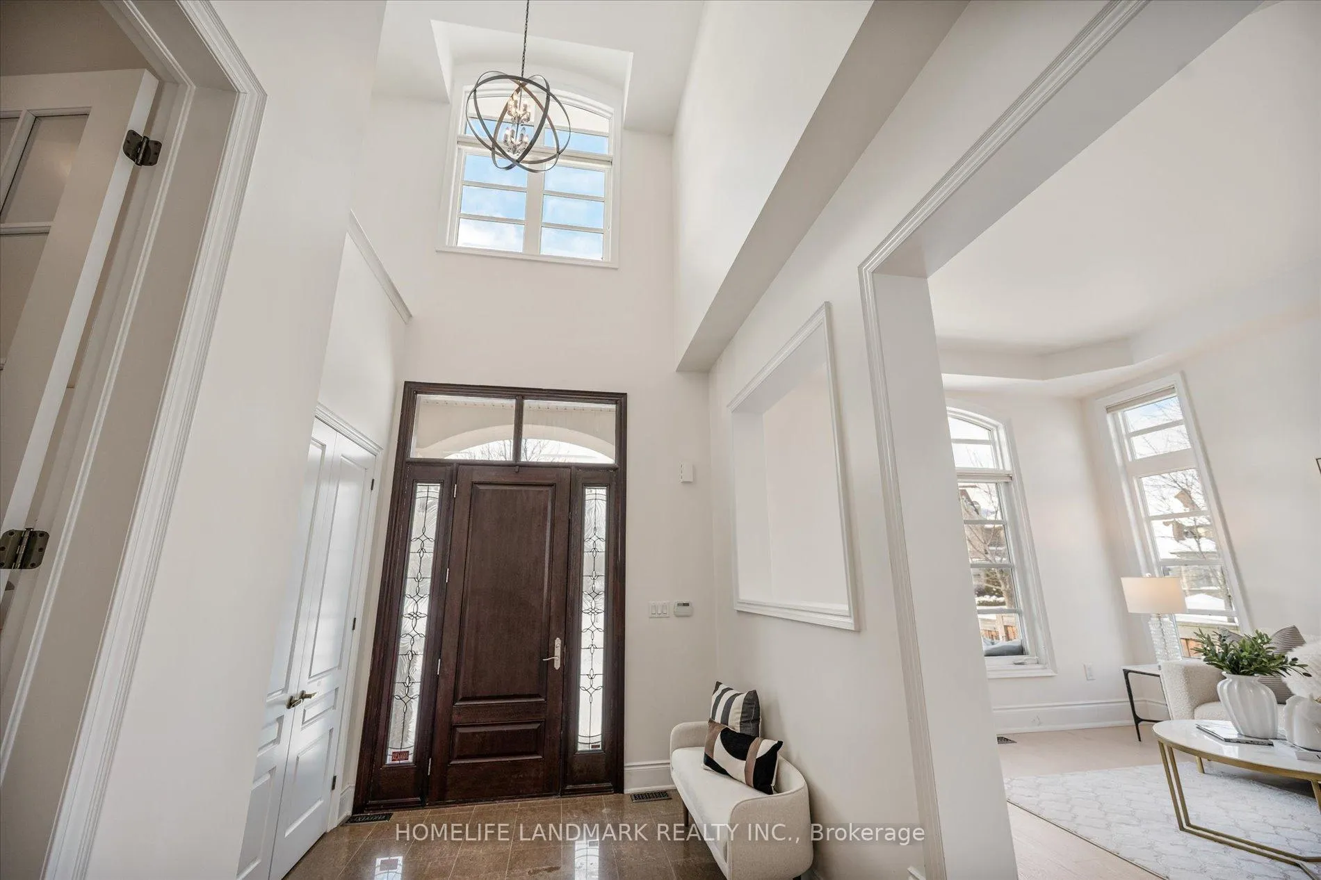 Photo 4 of 45 Carisbrooke Circle, Aurora, Bayview Southeast — HOMEH