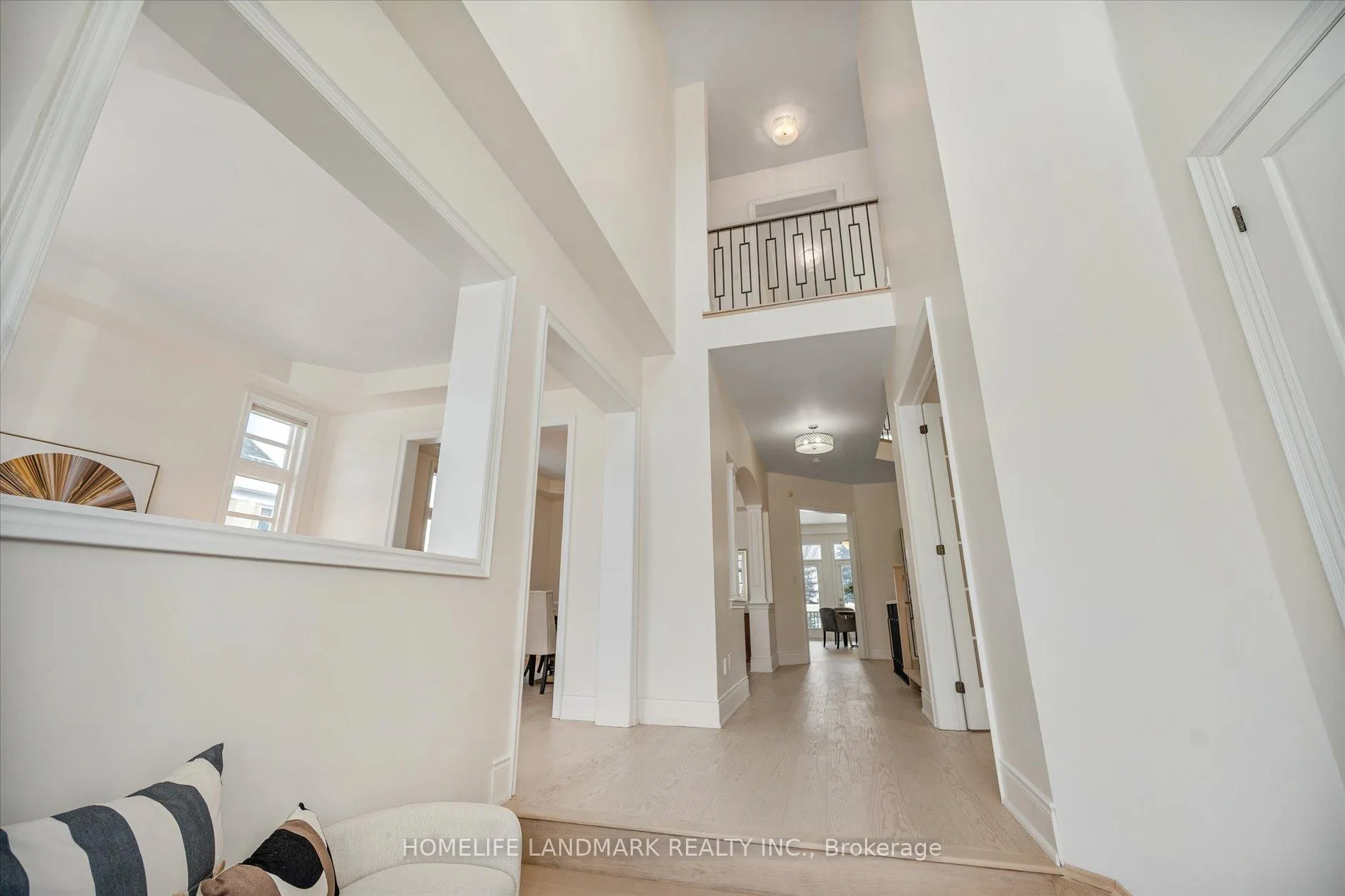 Photo 5 of 45 Carisbrooke Circle, Aurora, Bayview Southeast — HOMEH
