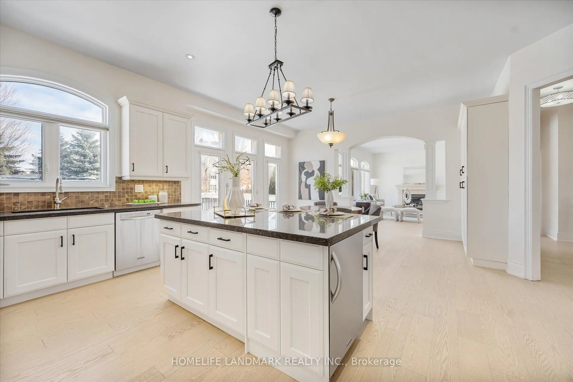 Photo 16 of 45 Carisbrooke Circle, Aurora, Bayview Southeast — HOMEH