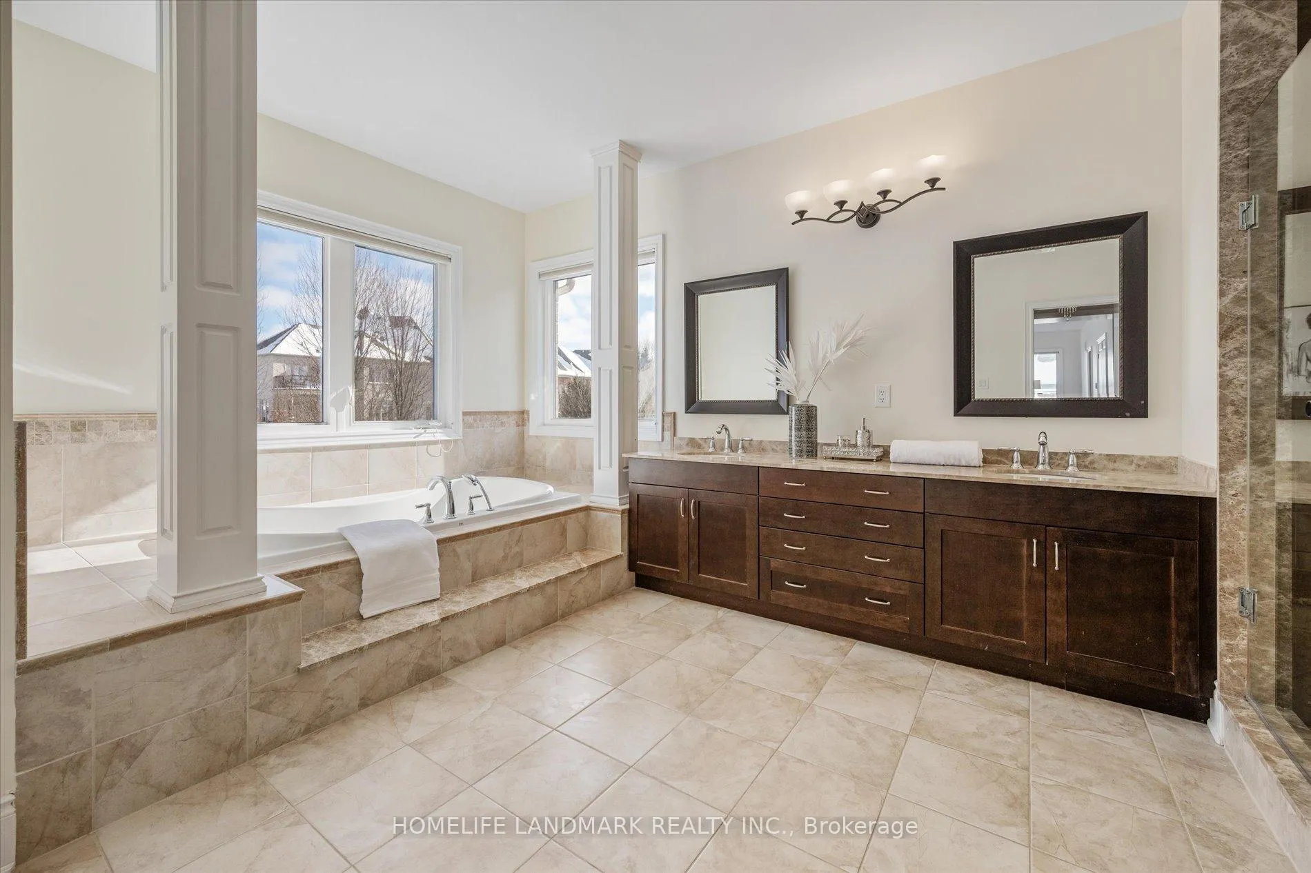 Photo 30 of 45 Carisbrooke Circle, Aurora, Bayview Southeast — HOMEH