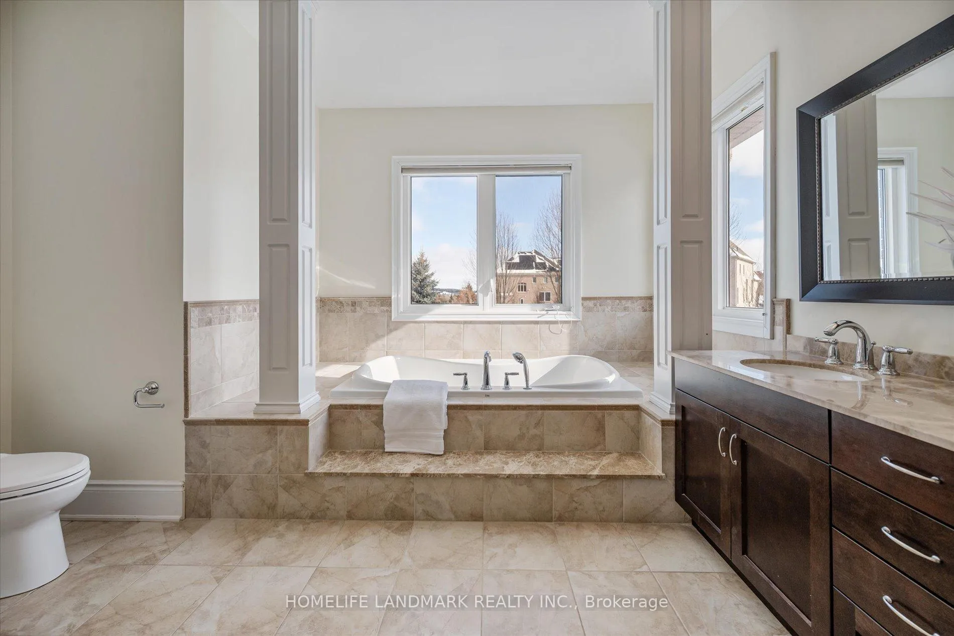 Photo 31 of 45 Carisbrooke Circle, Aurora, Bayview Southeast — HOMEH