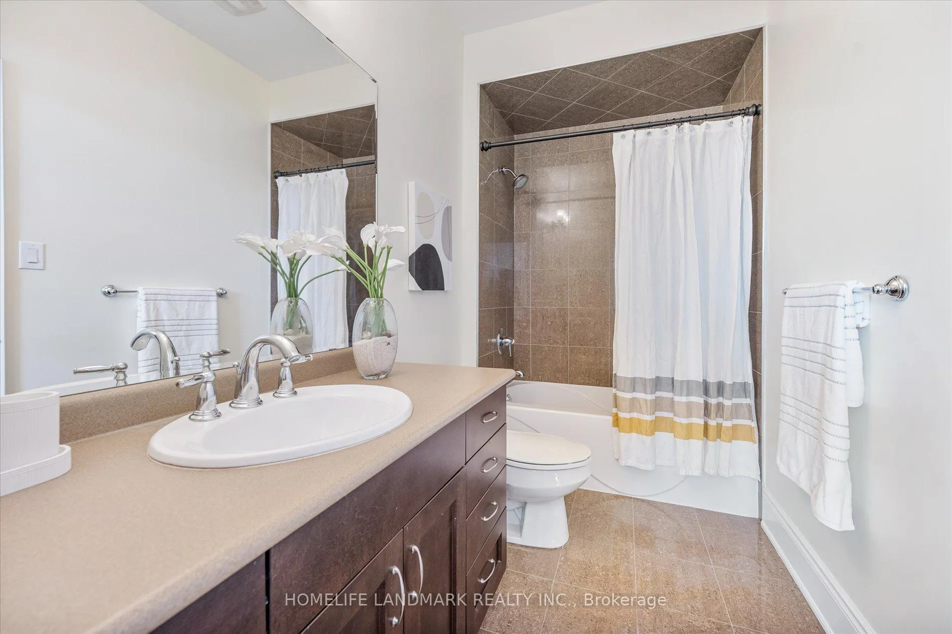 Photo 34 of 45 Carisbrooke Circle, Aurora, Bayview Southeast — HOMEH
