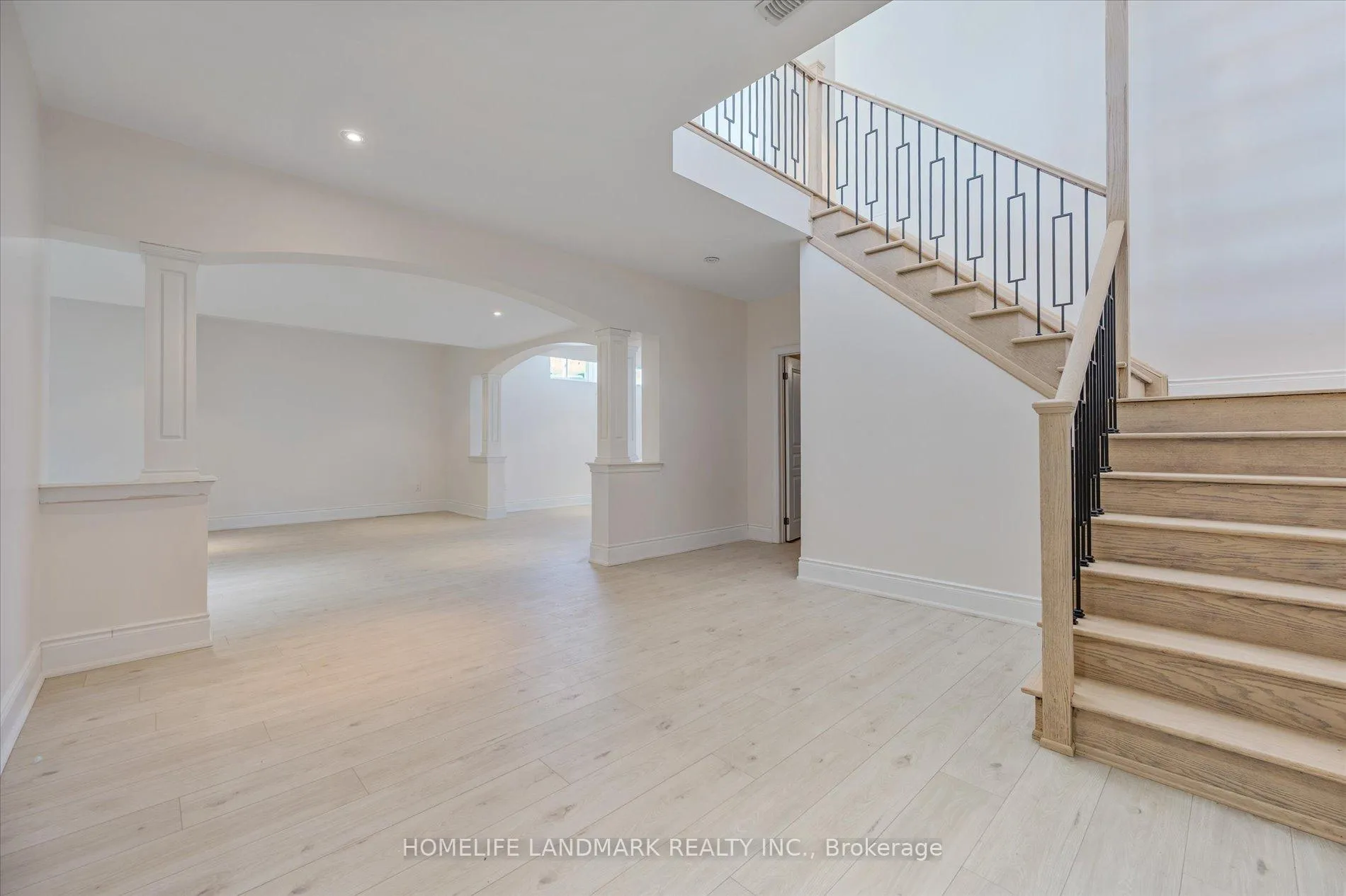Photo 38 of 45 Carisbrooke Circle, Aurora, Bayview Southeast — HOMEH