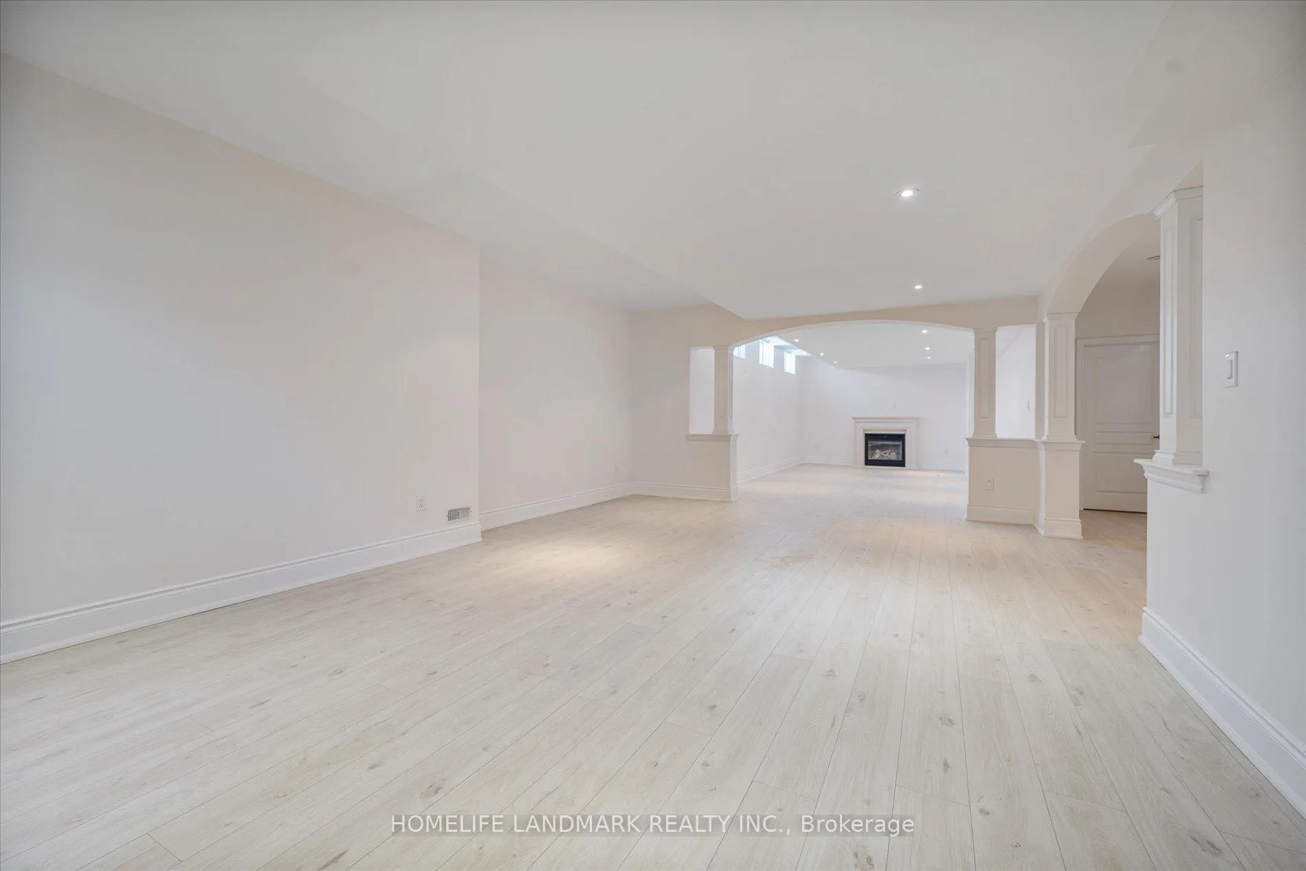 Photo 40 of 45 Carisbrooke Circle, Aurora, Bayview Southeast — HOMEH