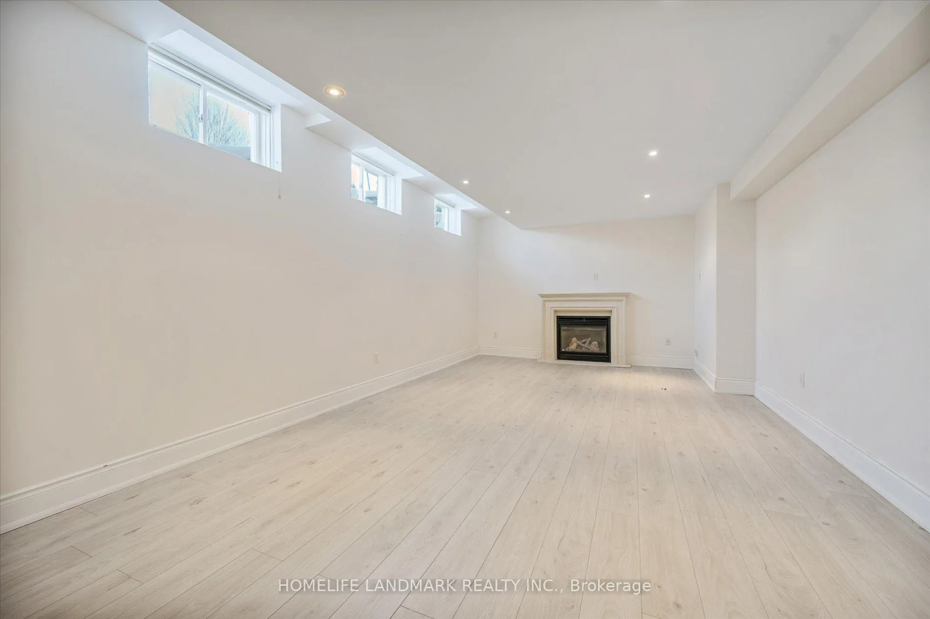Photo 41 of 45 Carisbrooke Circle, Aurora, Bayview Southeast — HOMEH