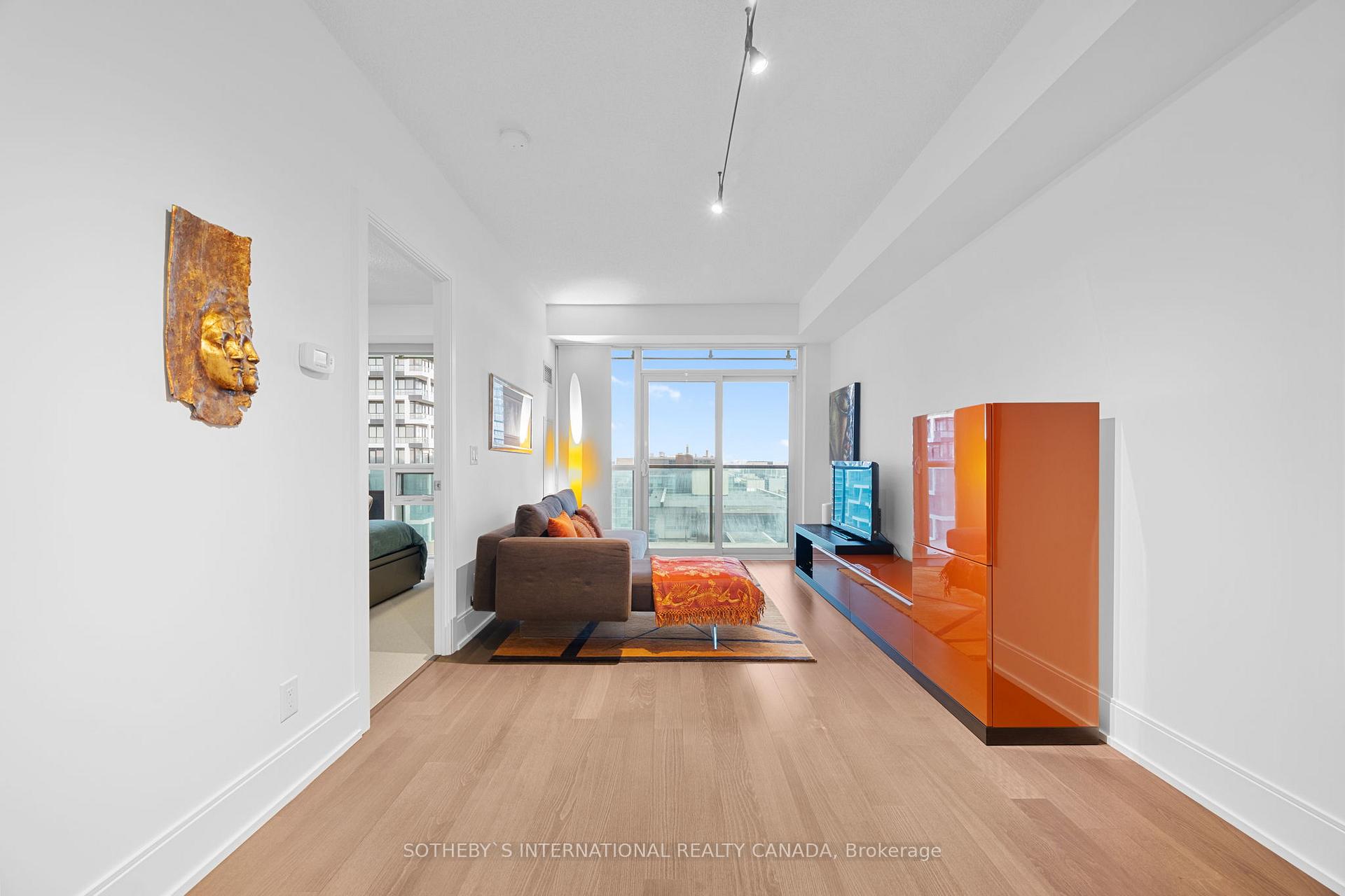 Photo 5 of Unit 1511, 70 Roehampton Avenue, Toronto, Mount Pleasant West — HOMEH