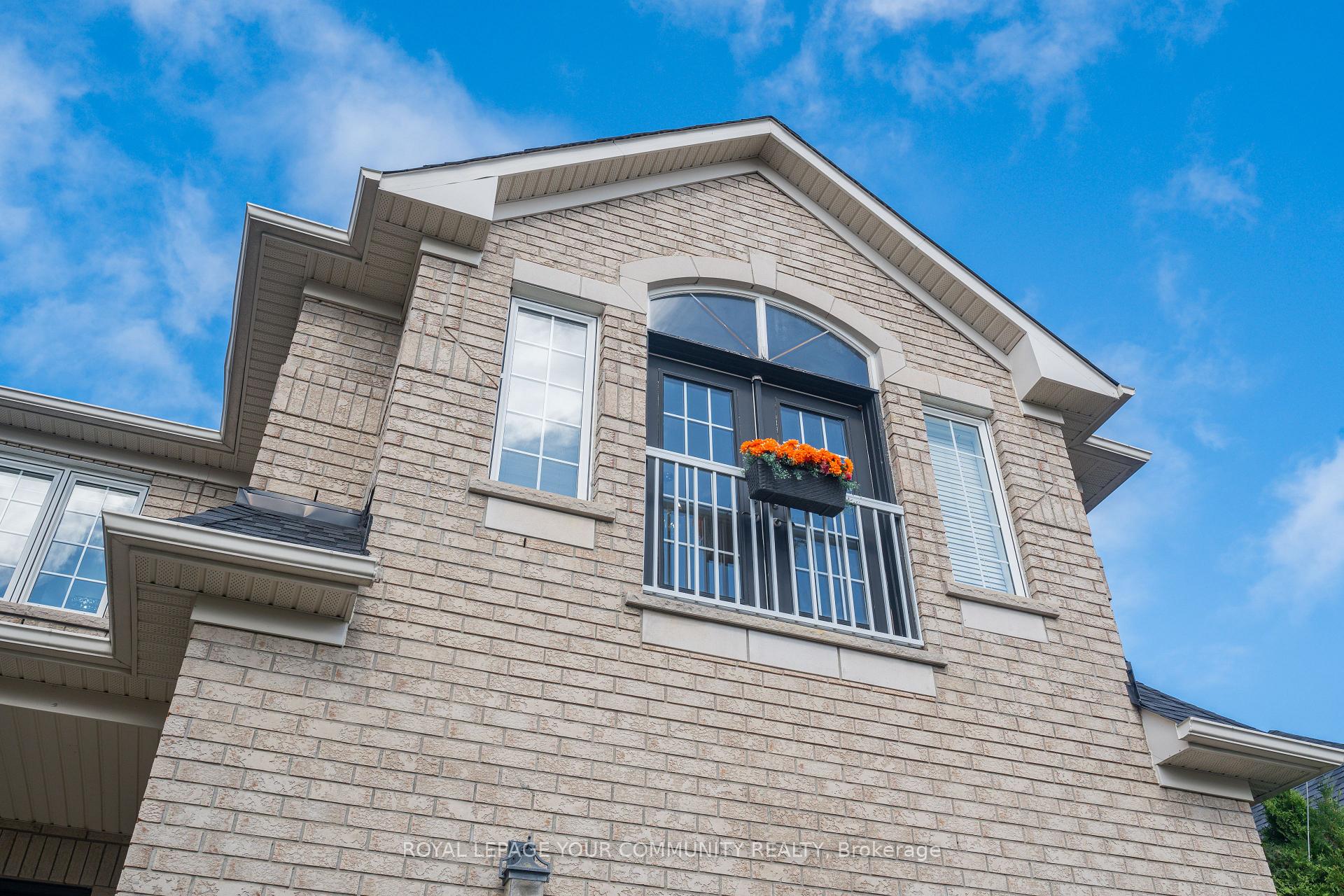 Photo 3 of 2 Connaught Lane, Barrie, Innis-Shore — HOMEH