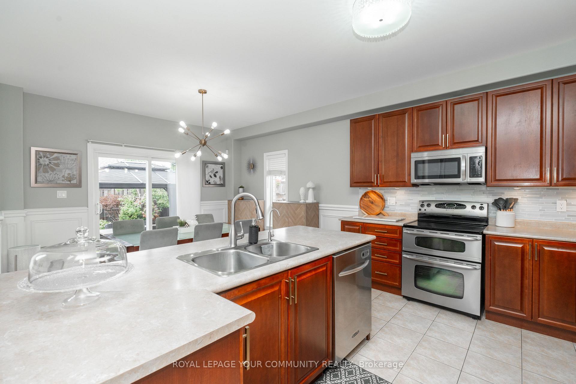 Photo 7 of 2 Connaught Lane, Barrie, Innis-Shore — HOMEH