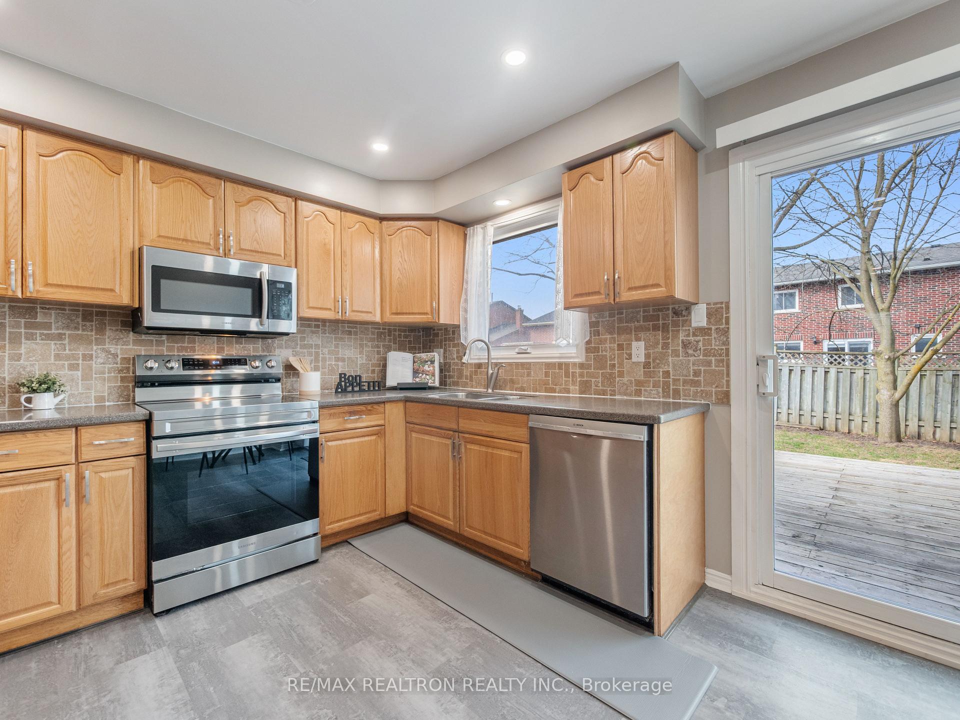Photo 9 of 200 Willow Lane, Newmarket, Bristol-London — HOMEH