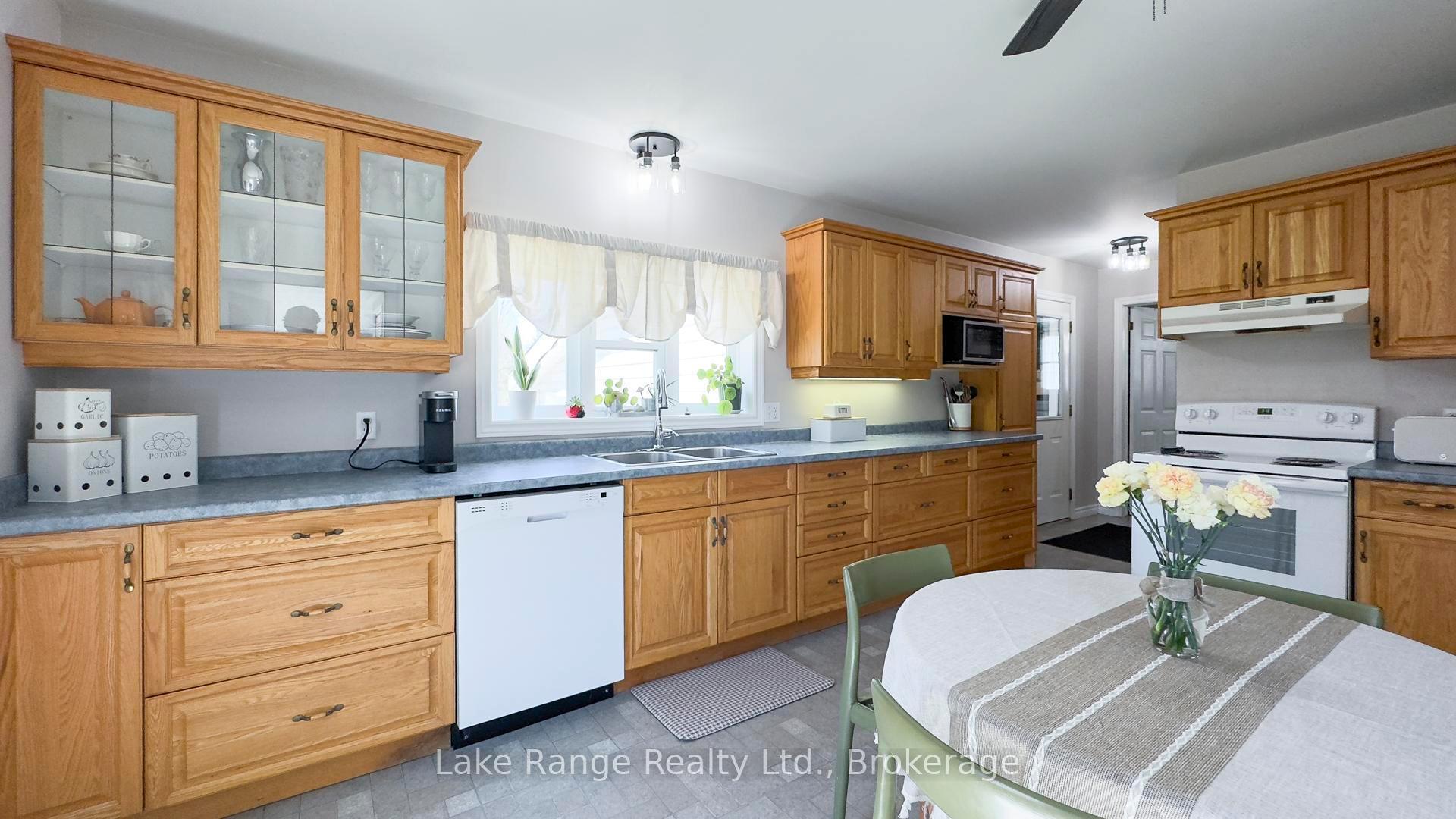Photo 26 of 592 Inglis Street, Huron-Kinloss, Lucknow — HOMEH