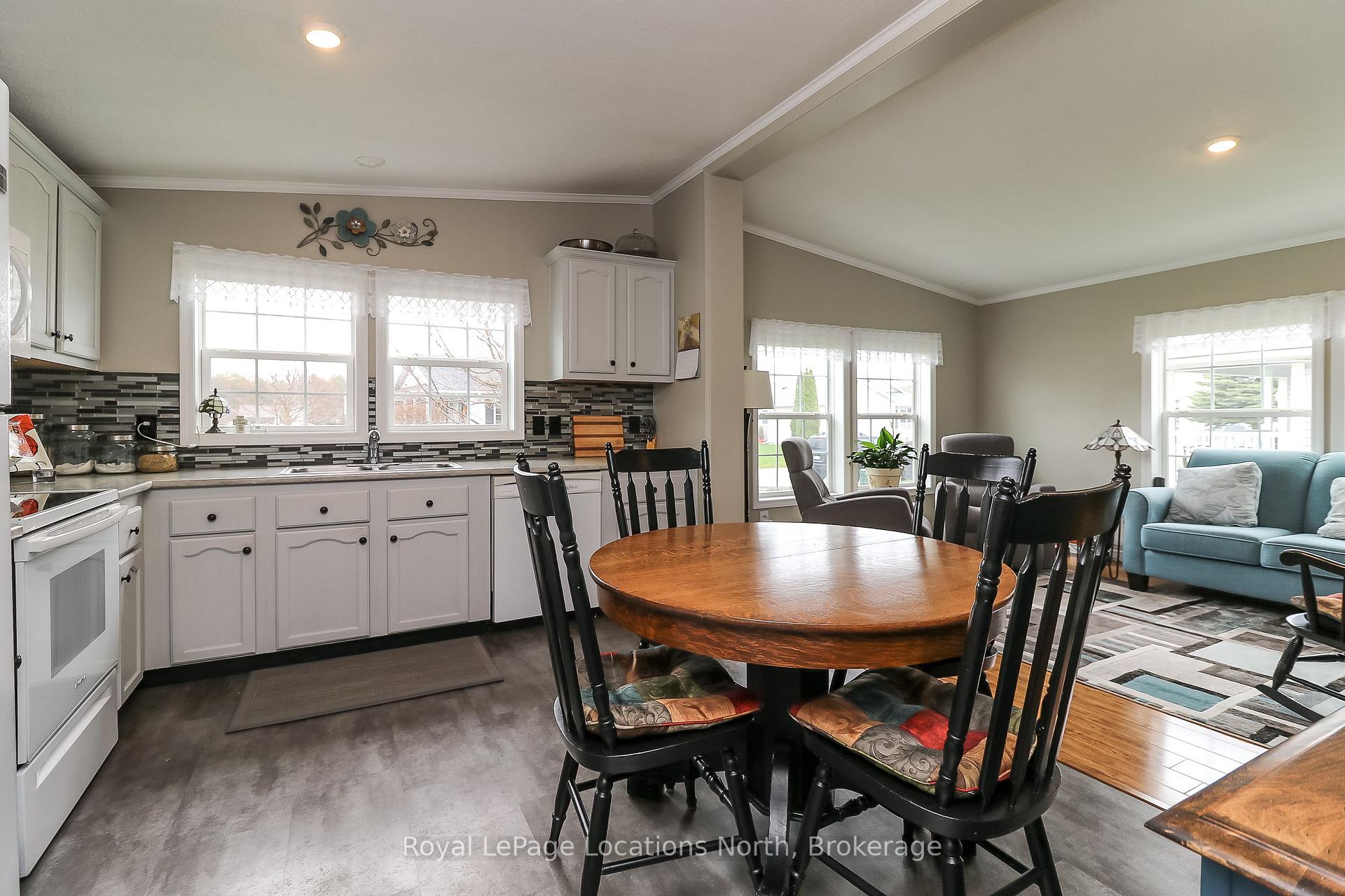 Photo 6 of 5 Ventnor Crescent, Wasaga Beach — HOMEH