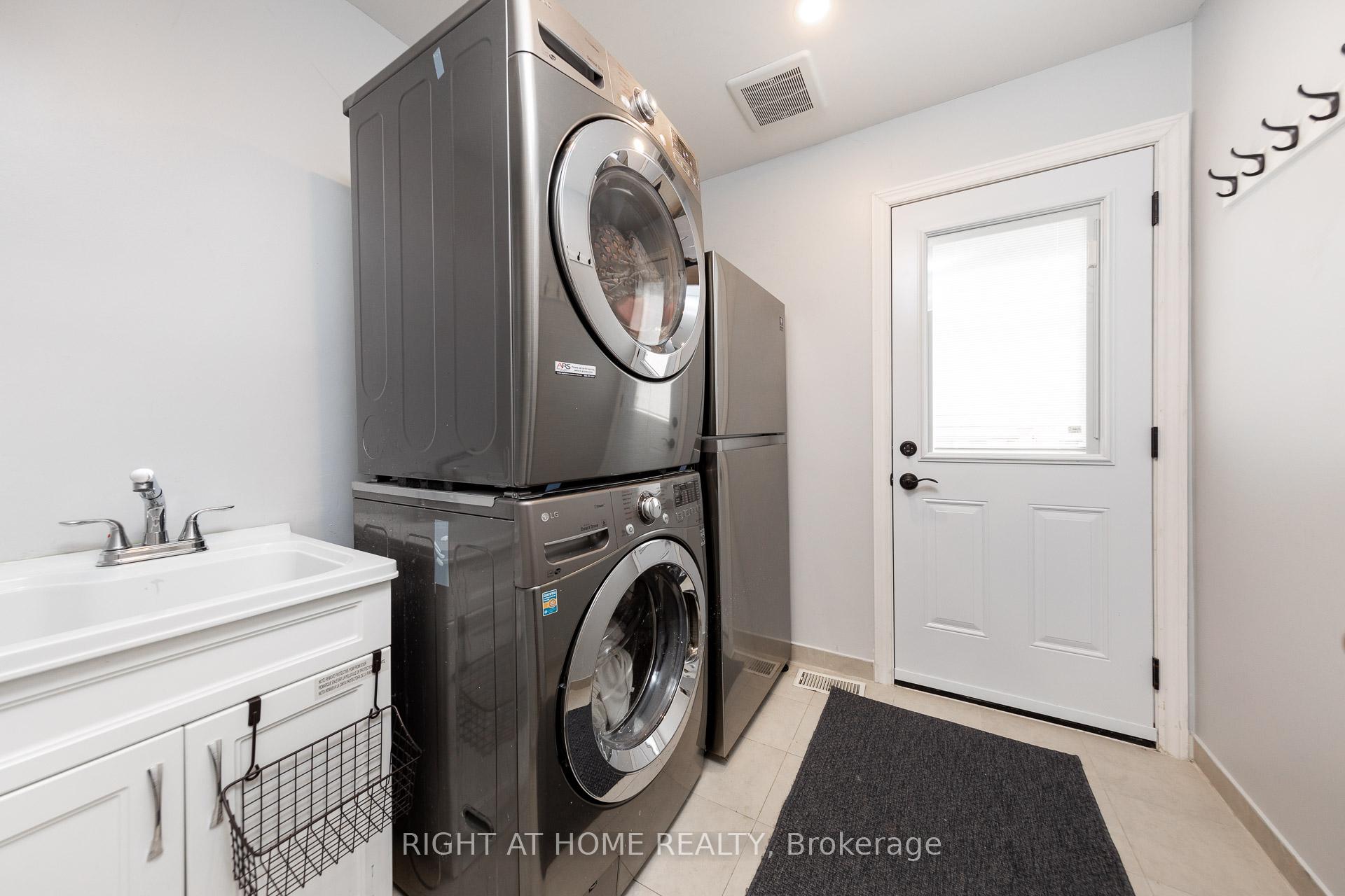 Photo 6 of 24 Evaleigh Court, Whitby, Blue Grass Meadows — HOMEH