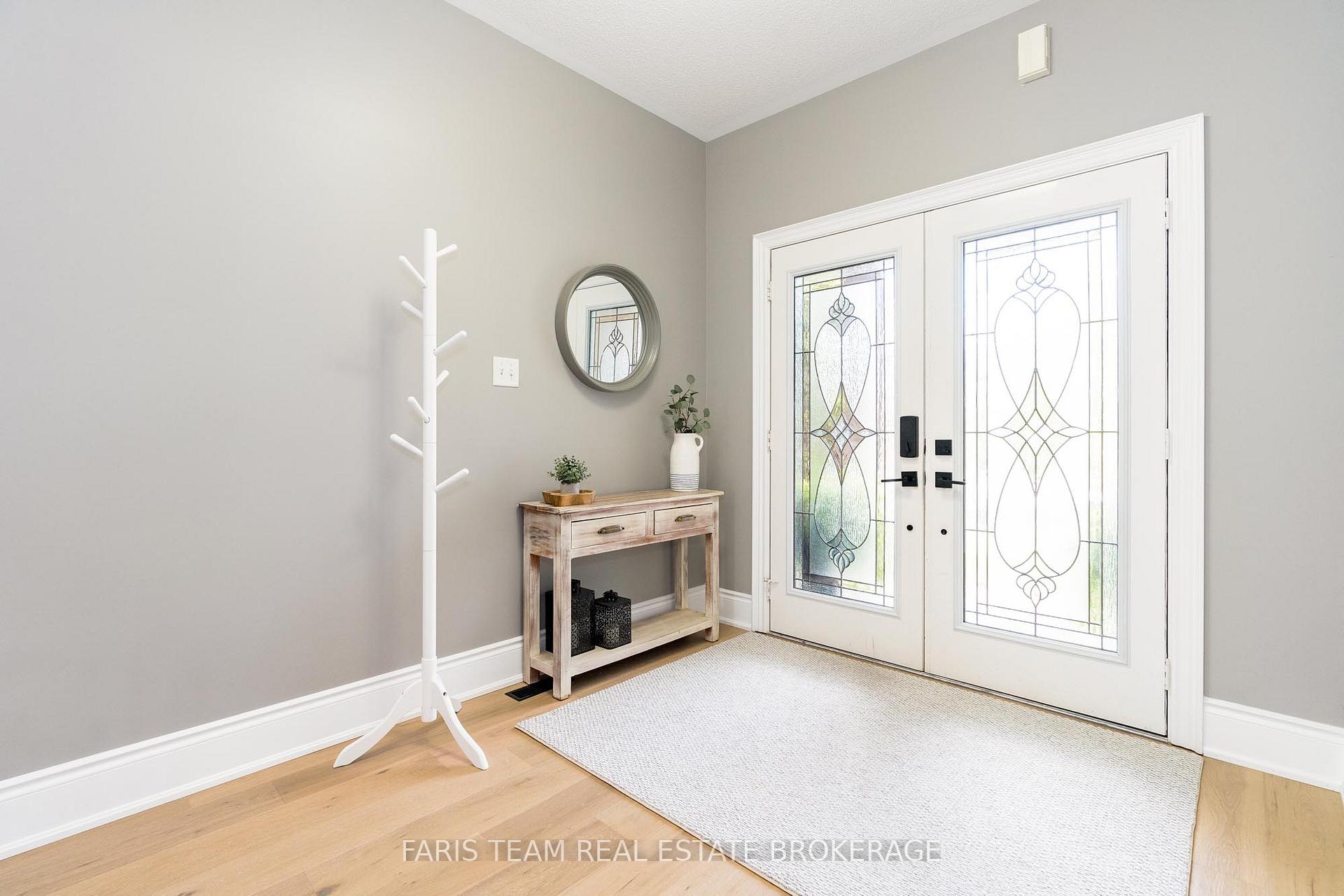 Photo 4 of 19 Oakside Court, Barrie, Ardagh — HOMEH