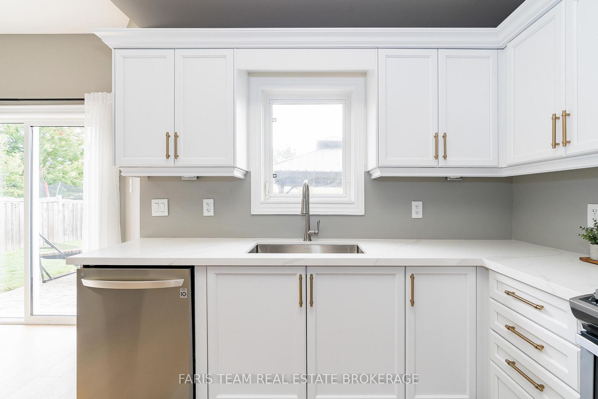 Photo 7 of 19 Oakside Court, Barrie, Ardagh — HOMEH