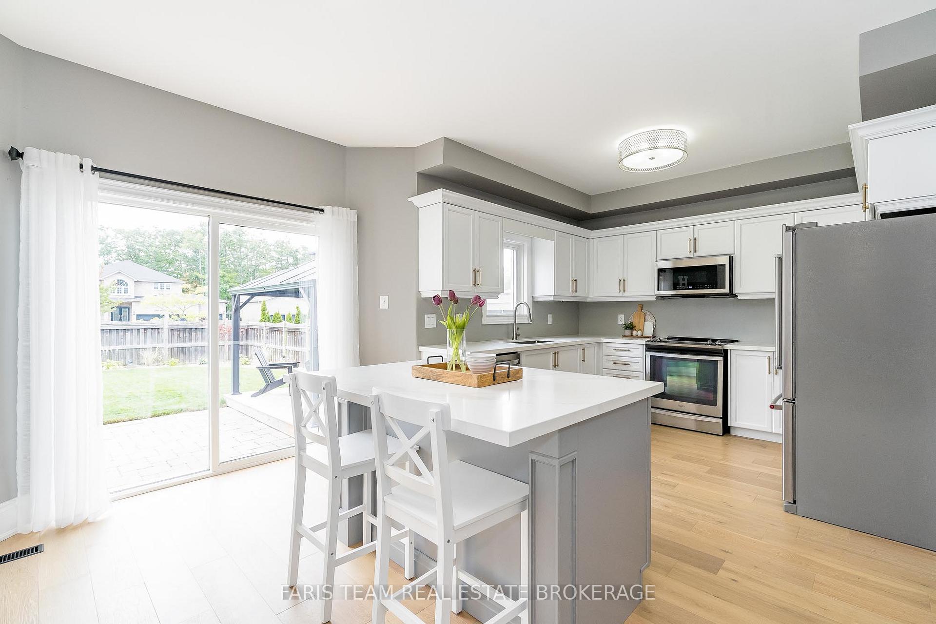 Photo 9 of 19 Oakside Court, Barrie, Ardagh — HOMEH