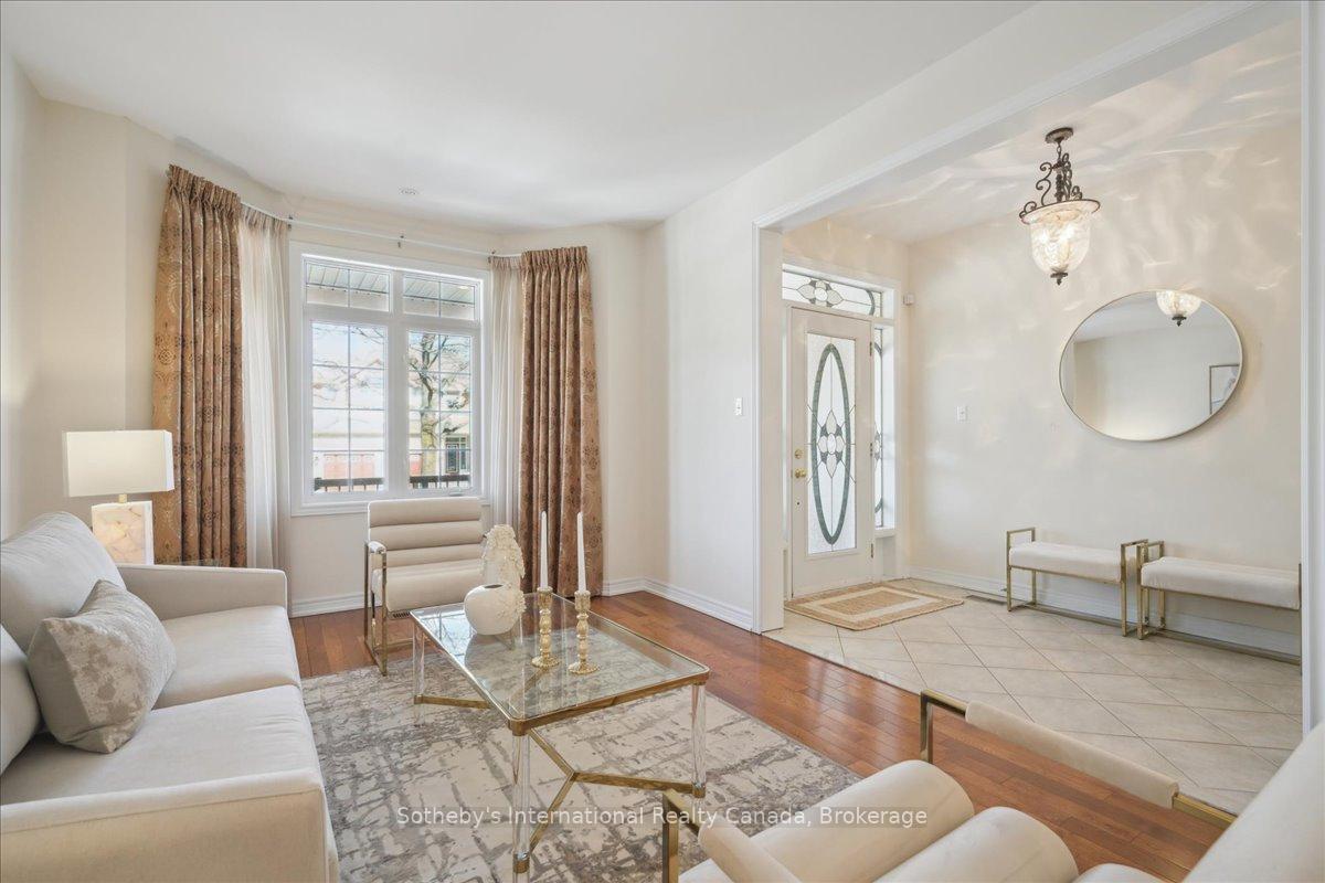 Photo 8 of 6 Dokkum Crescent, Brampton, Snelgrove — HOMEH