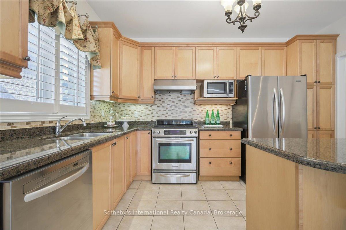 Photo 18 of 6 Dokkum Crescent, Brampton, Snelgrove — HOMEH