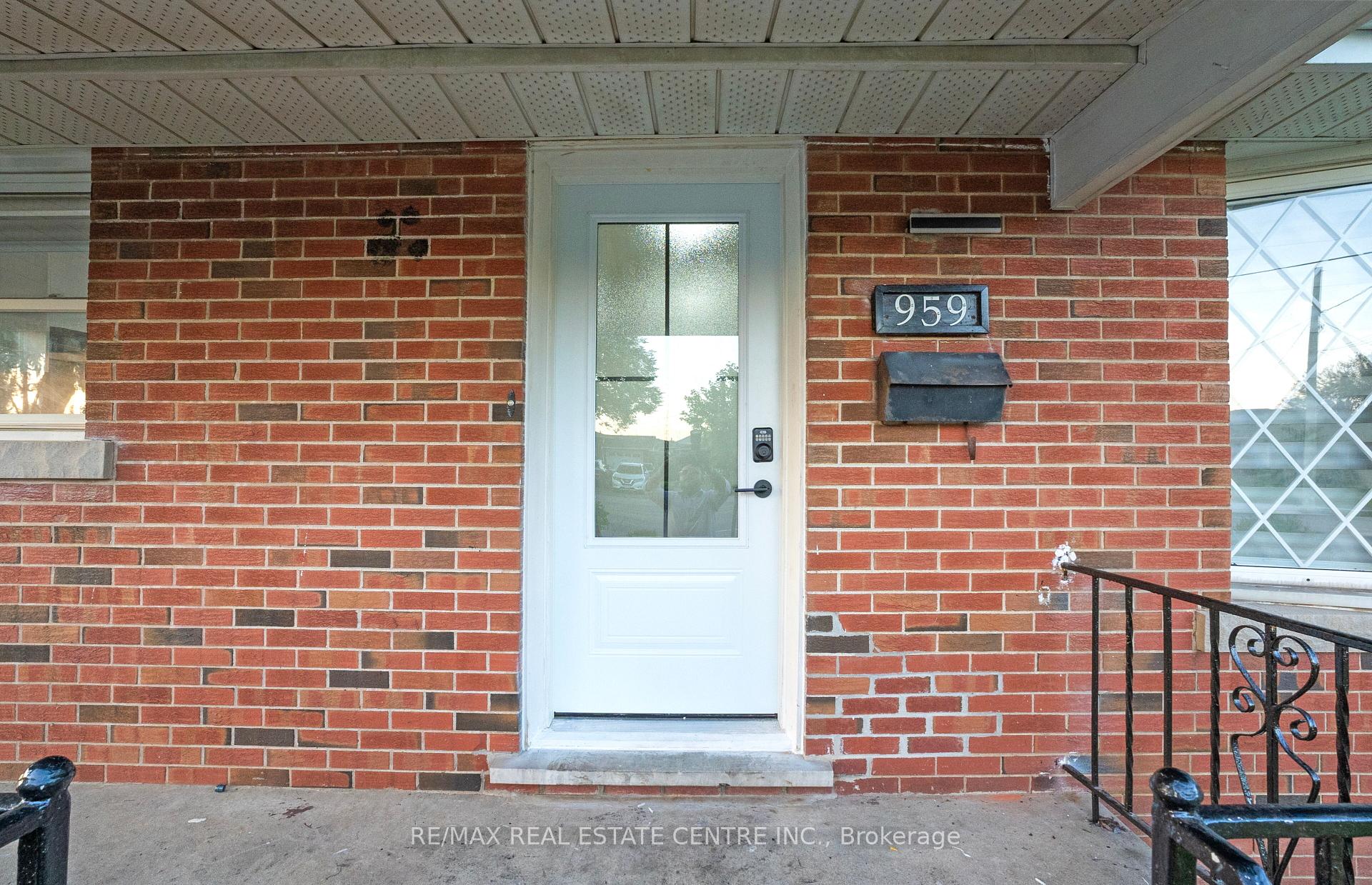 Photo 2 of 959 Mohawk Road E, Hamilton, Huntington — HOMEH