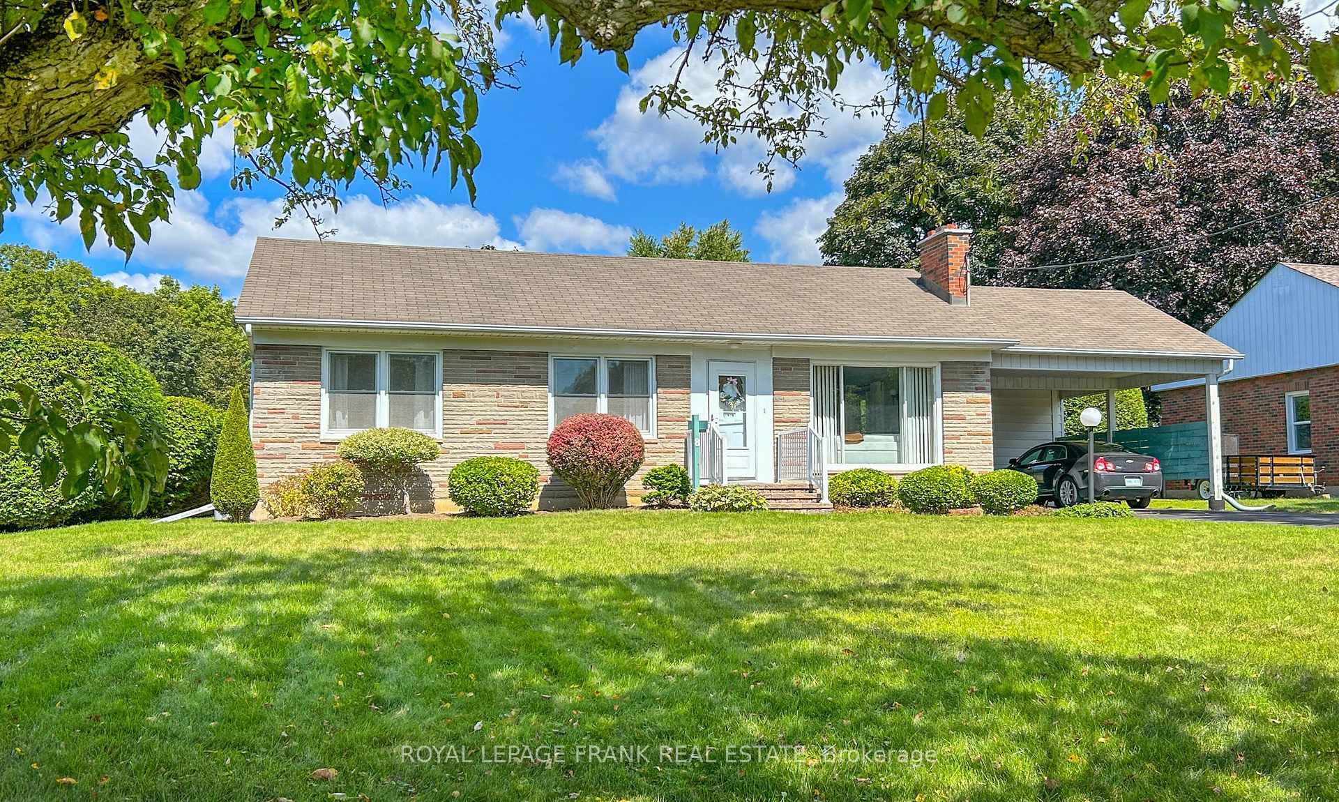 Photo 2 of 8 Edsall Avenue, Clarington, Bowmanville — HOMEH