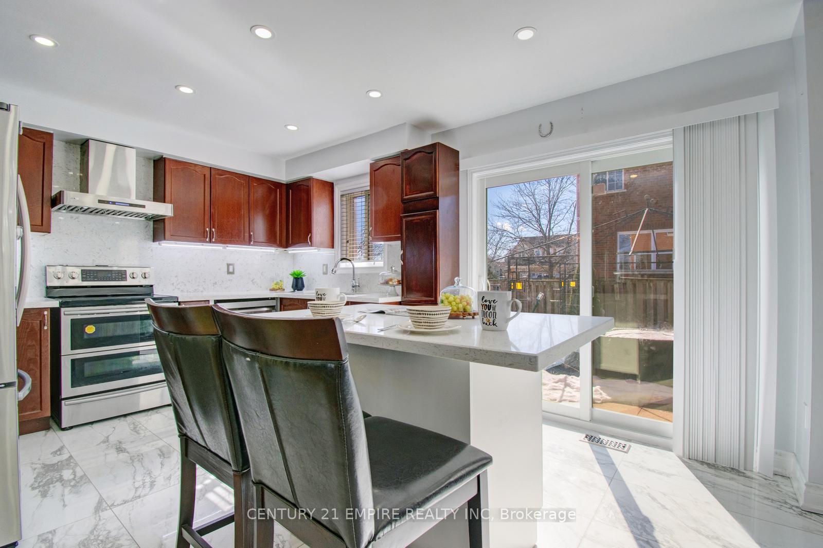 Photo 5 of 46 Brentcliff Drive, Brampton, Fletcher's Meadow — HOMEH