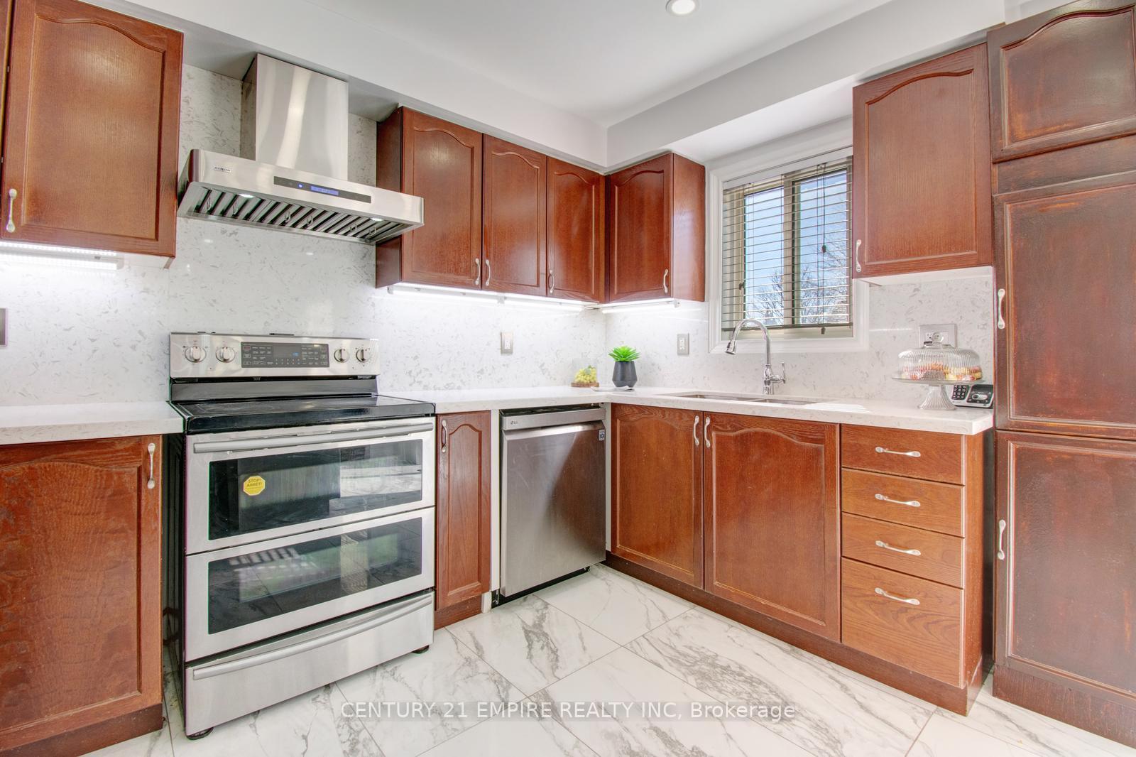 Photo 7 of 46 Brentcliff Drive, Brampton, Fletcher's Meadow — HOMEH