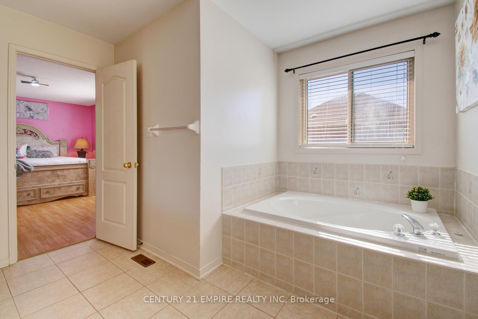 Photo 19 of 46 Brentcliff Drive, Brampton, Fletcher's Meadow — HOMEH