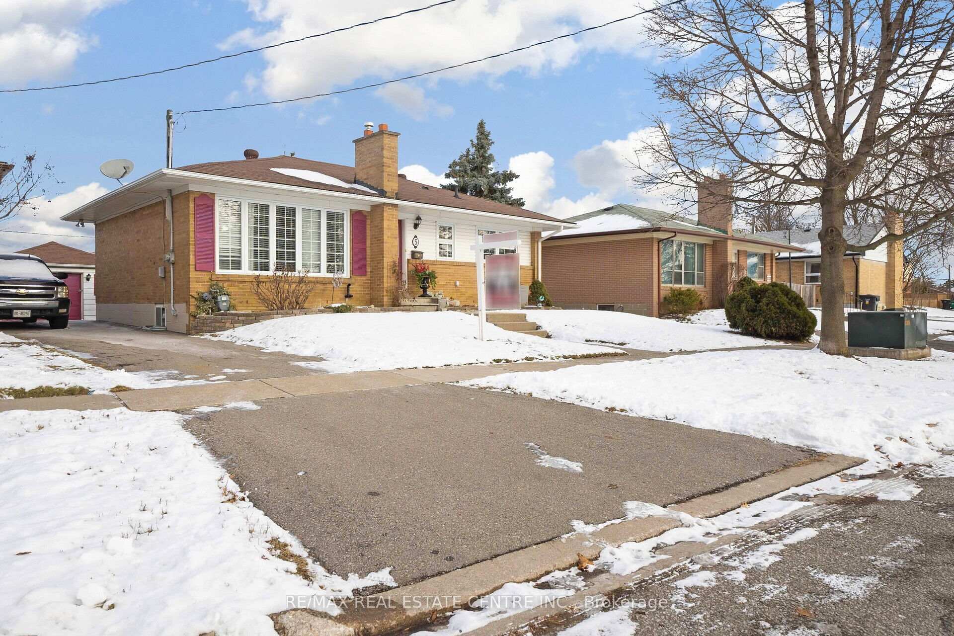 Photo 4 of 5 Marsden Crescent, Brampton, Brampton East — HOMEH