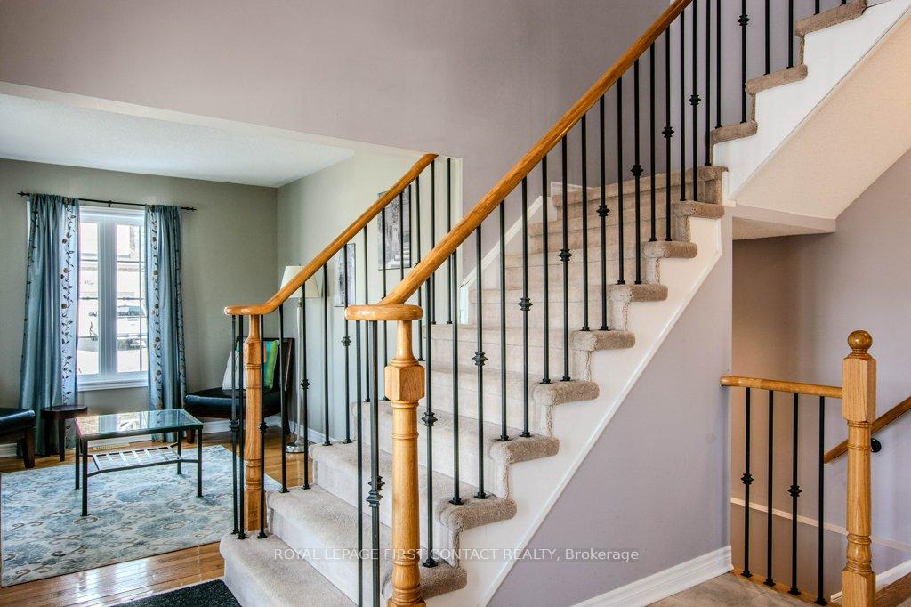 Photo 2 of 112 Diana Way, Barrie, Innis-Shore — HOMEH