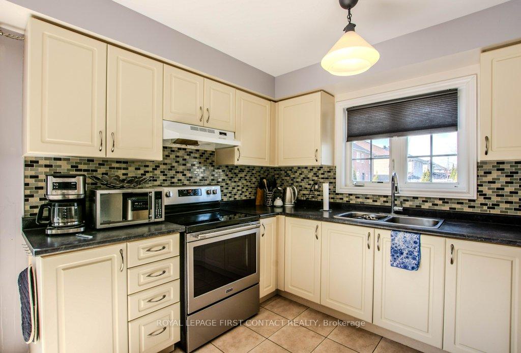 Photo 8 of 112 Diana Way, Barrie, Innis-Shore — HOMEH