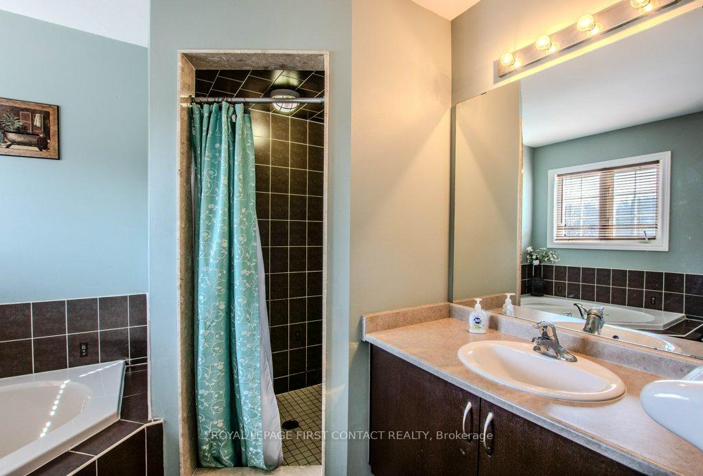 Photo 3 of 112 Diana Way, Barrie, Innis-Shore — HOMEH