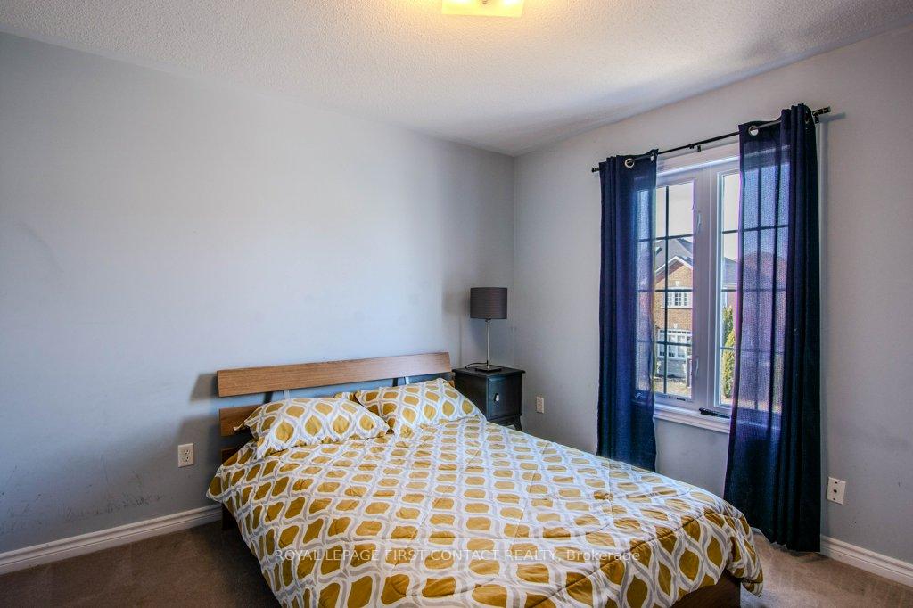 Photo 5 of 112 Diana Way, Barrie, Innis-Shore — HOMEH