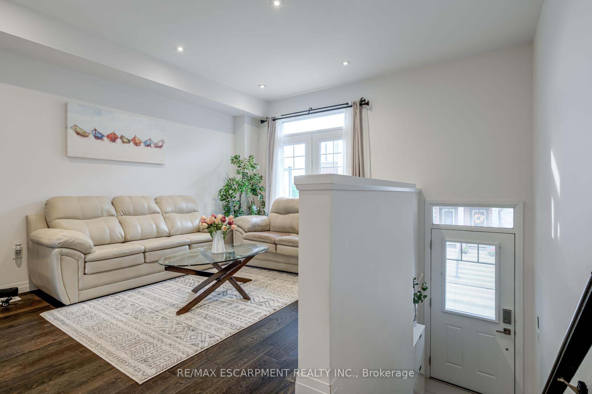 Photo 10 of 13 Pringle Lane, Hamilton, Ancaster — HOMEH
