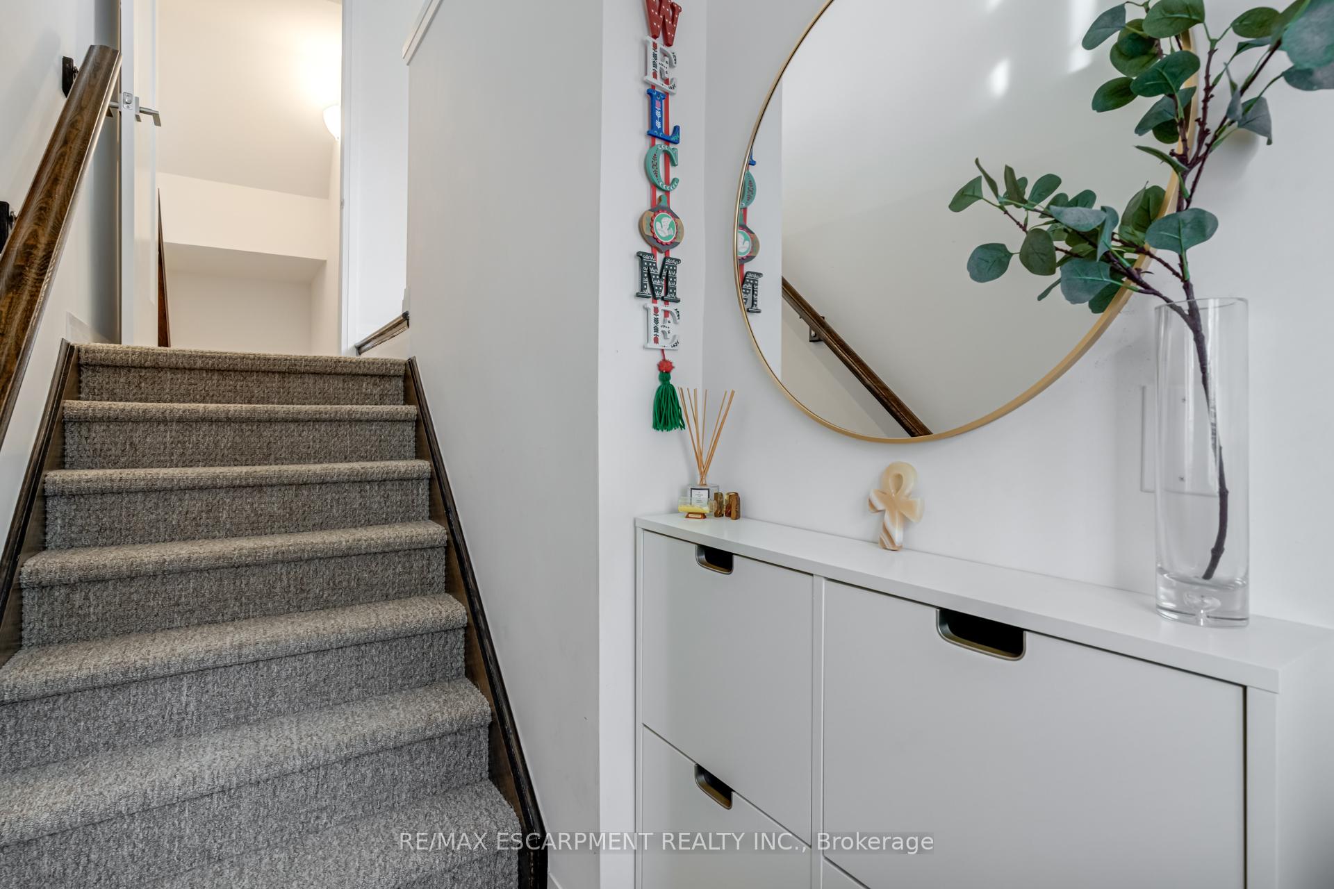 Photo 3 of 13 Pringle Lane, Hamilton, Ancaster — HOMEH