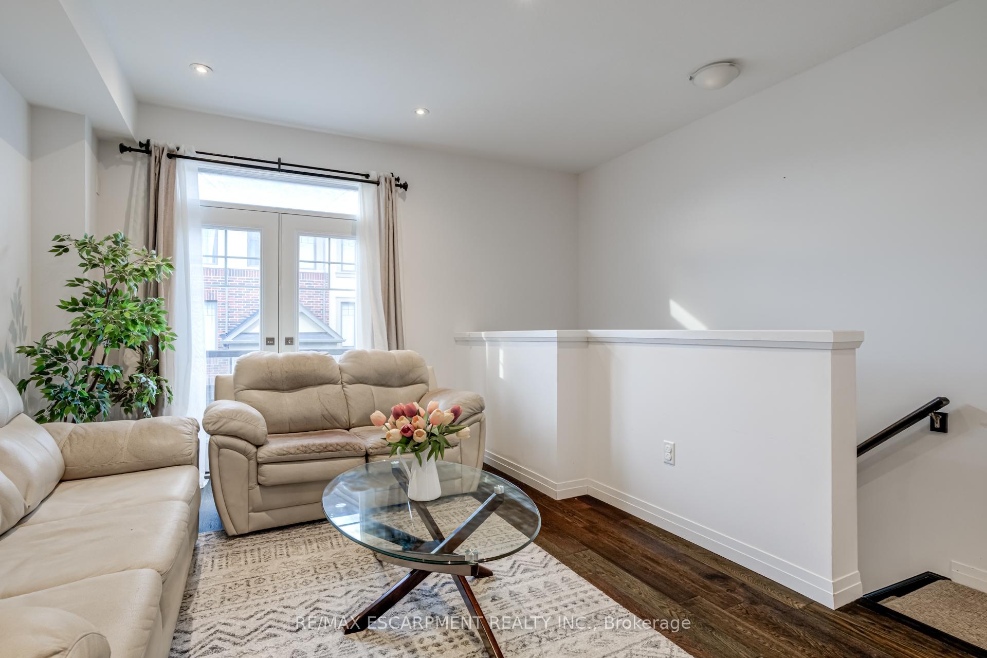 Photo 14 of 13 Pringle Lane, Hamilton, Ancaster — HOMEH