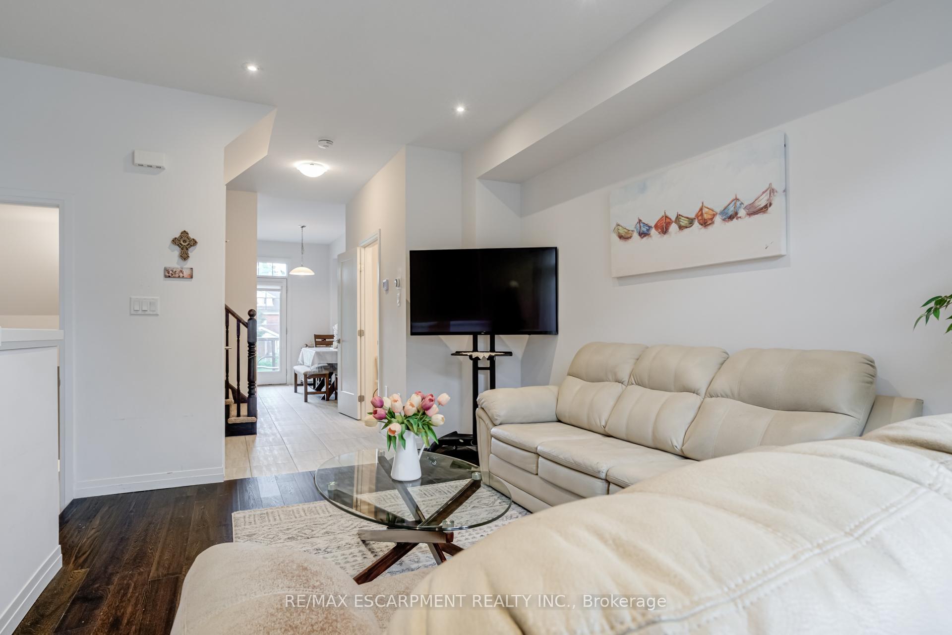 Photo 2 of 13 Pringle Lane, Hamilton, Ancaster — HOMEH