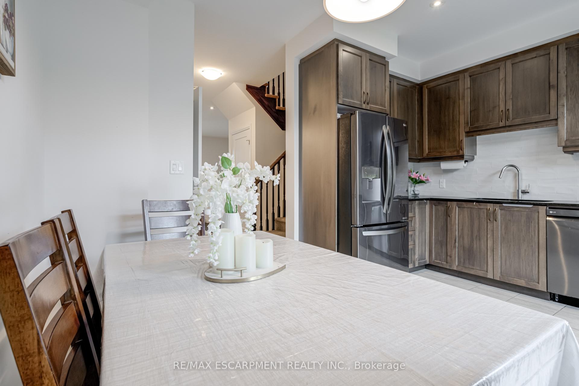 Photo 8 of 13 Pringle Lane, Hamilton, Ancaster — HOMEH