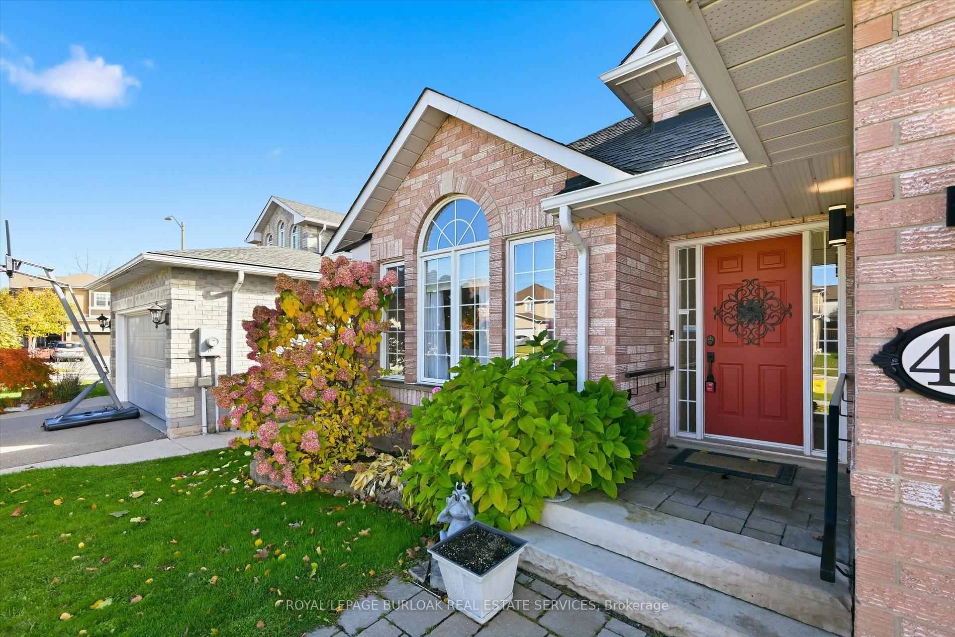 Photo 2 of 44 Rockhaven Lane, Hamilton, Waterdown — HOMEH