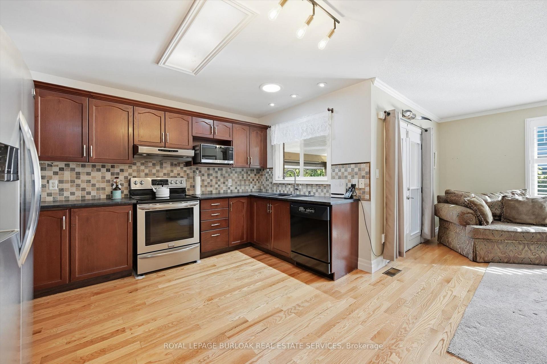 Photo 5 of 44 Rockhaven Lane, Hamilton, Waterdown — HOMEH