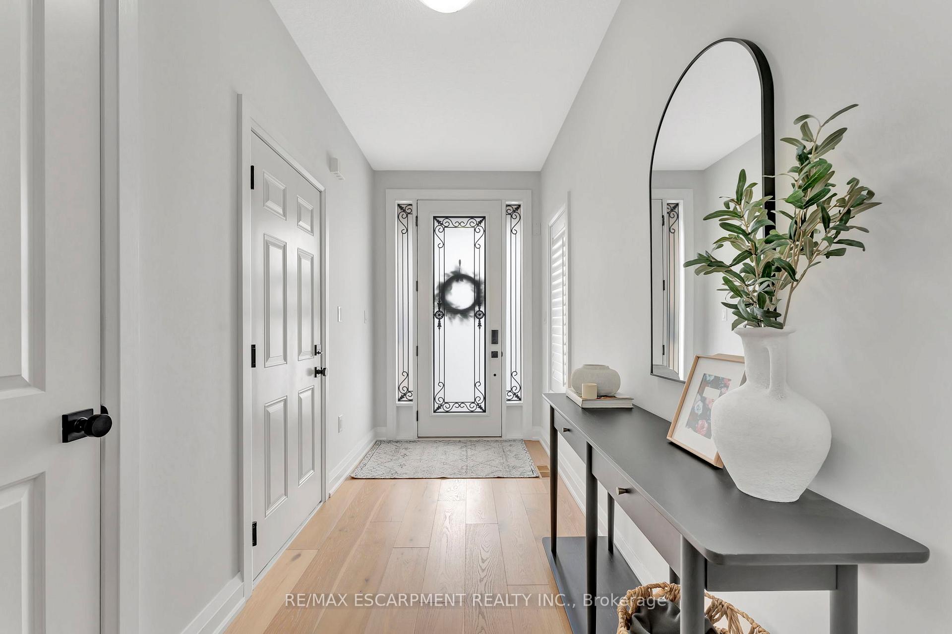 Photo 2 of 209 John Frederick Drive, Hamilton, Ancaster — HOMEH